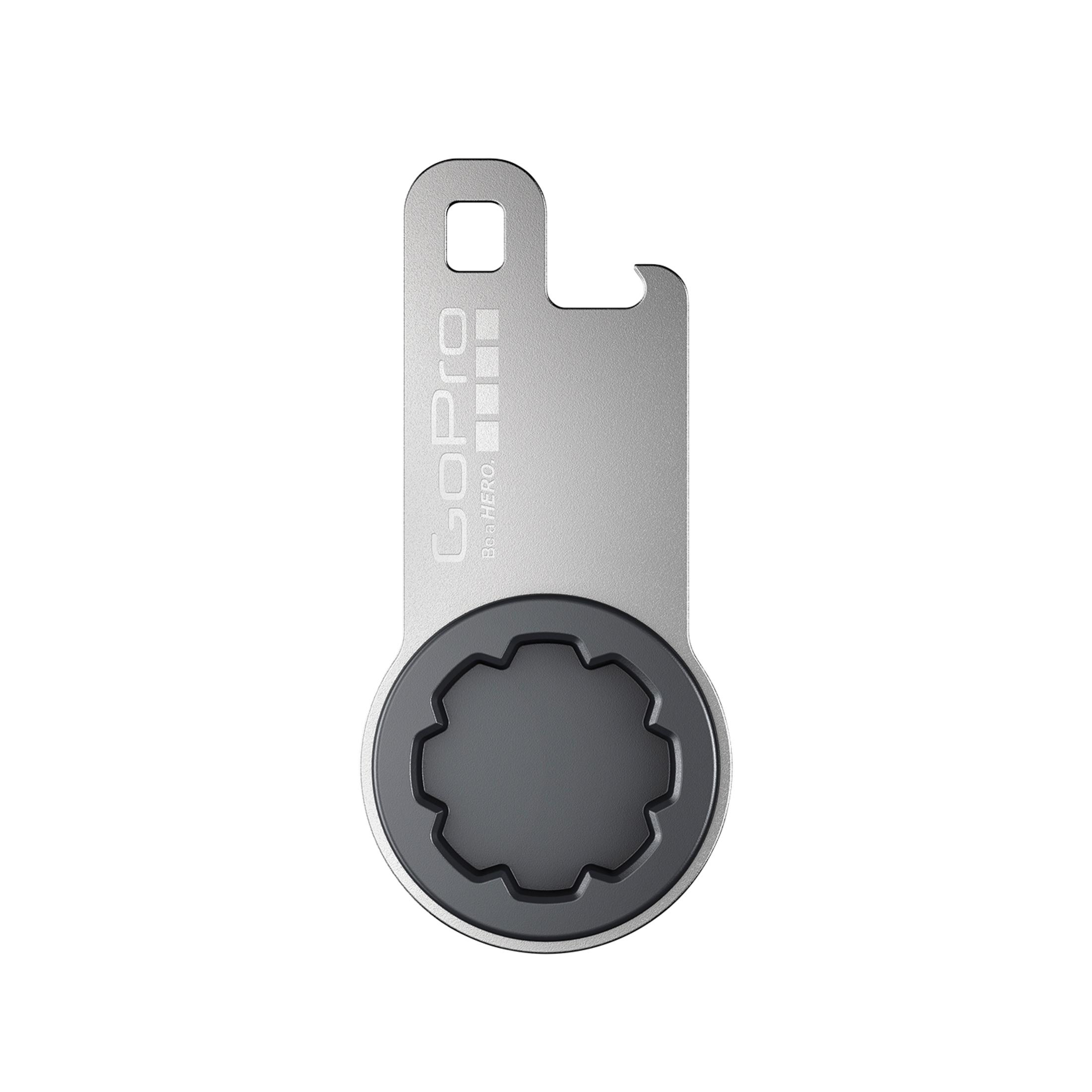 Silbernes GoPro Multi-Tool mit Flaschenöffner und schwarzem Zentrum.
