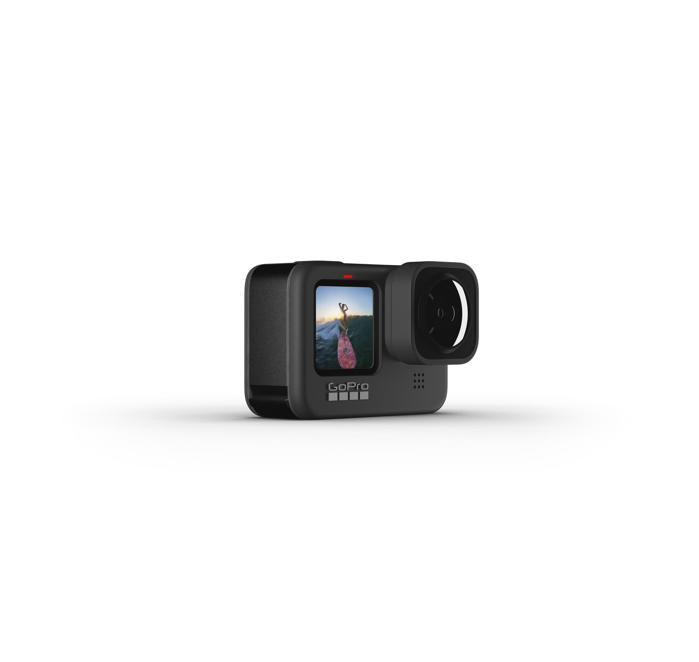 Eine schwarze GoPro-Kamera mit einem Bildschirm, der eine Landschaft zeigt, auf weißem Hintergrund.