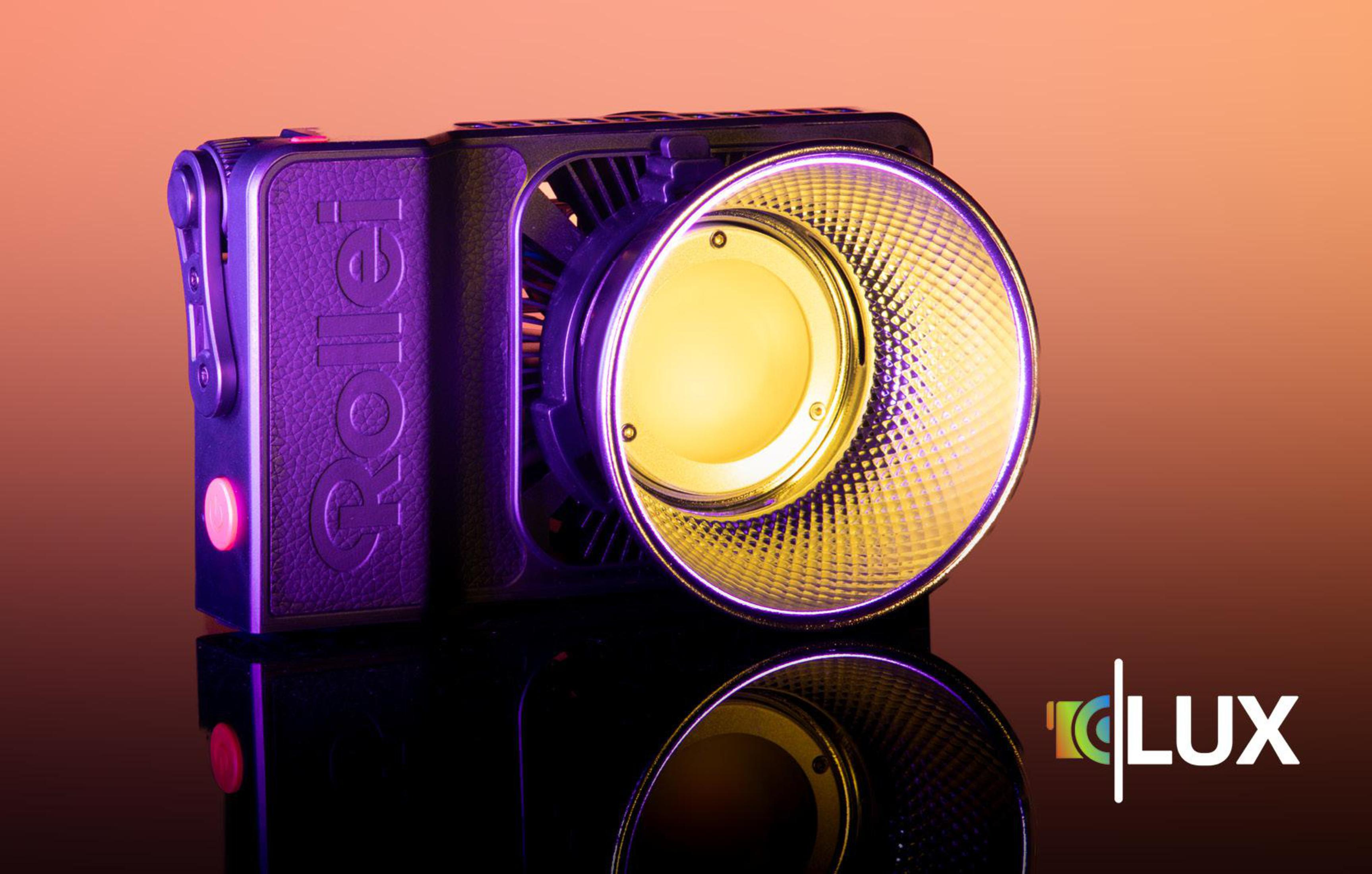 Eine schwarze und violette Leuchte mit hellem Licht. Der Hintergrund ist orange.