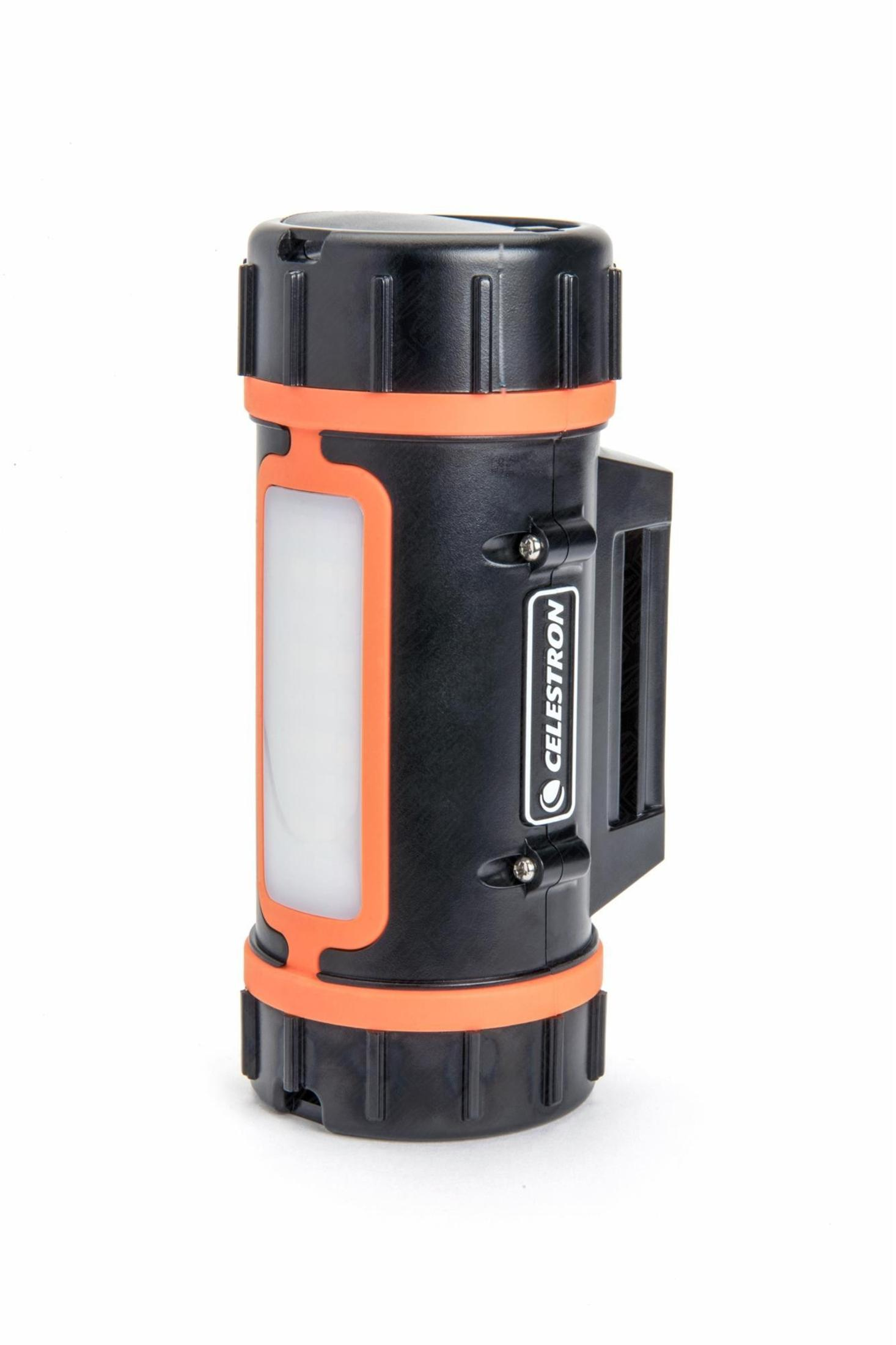 Schwarz-orange Taschenlampe mit Griff, auf weißem Hintergrund.