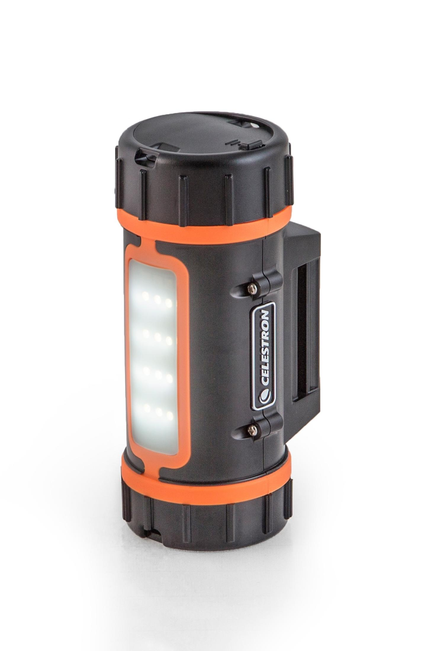 Schwarze und orangefarbene Taschenlampe mit Griff, weißem Leuchtfeld und Celestron-Logo, auf weißer Oberfläche.