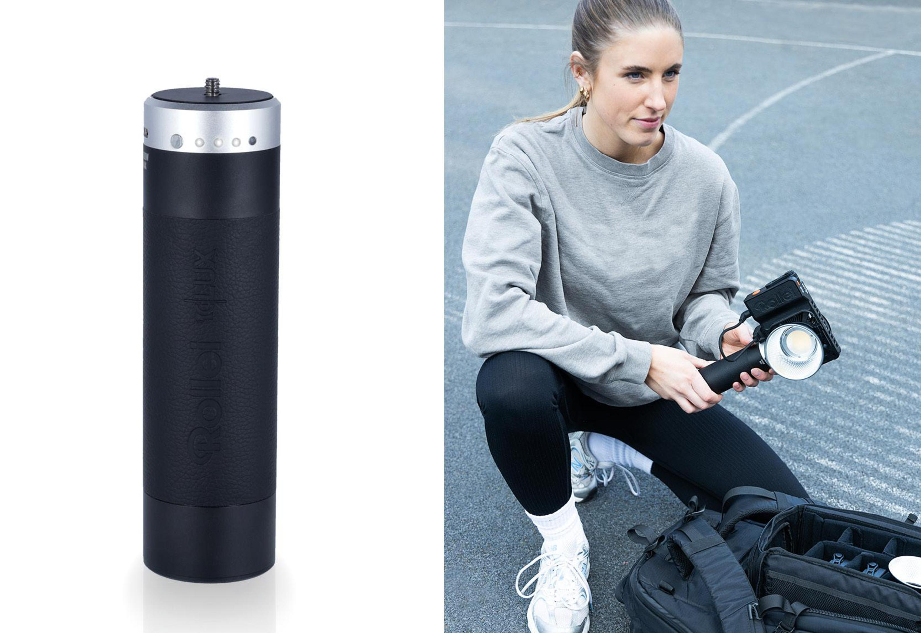 Eine Frau auf einem Platz, die ein Videolicht benutzt. Links ein zylindrisches Roll-In-Light und eine Tasche.