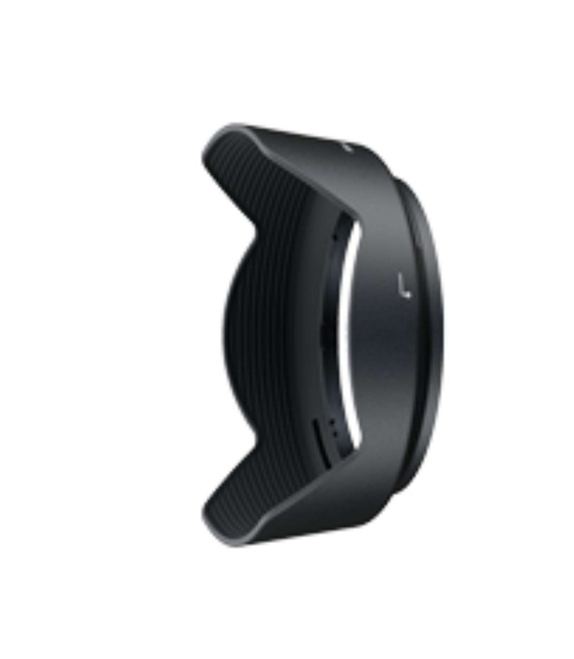 Paraluce per obiettivo fotocamera nero, forma curva, con interno scanalato. Sfondo bianco.