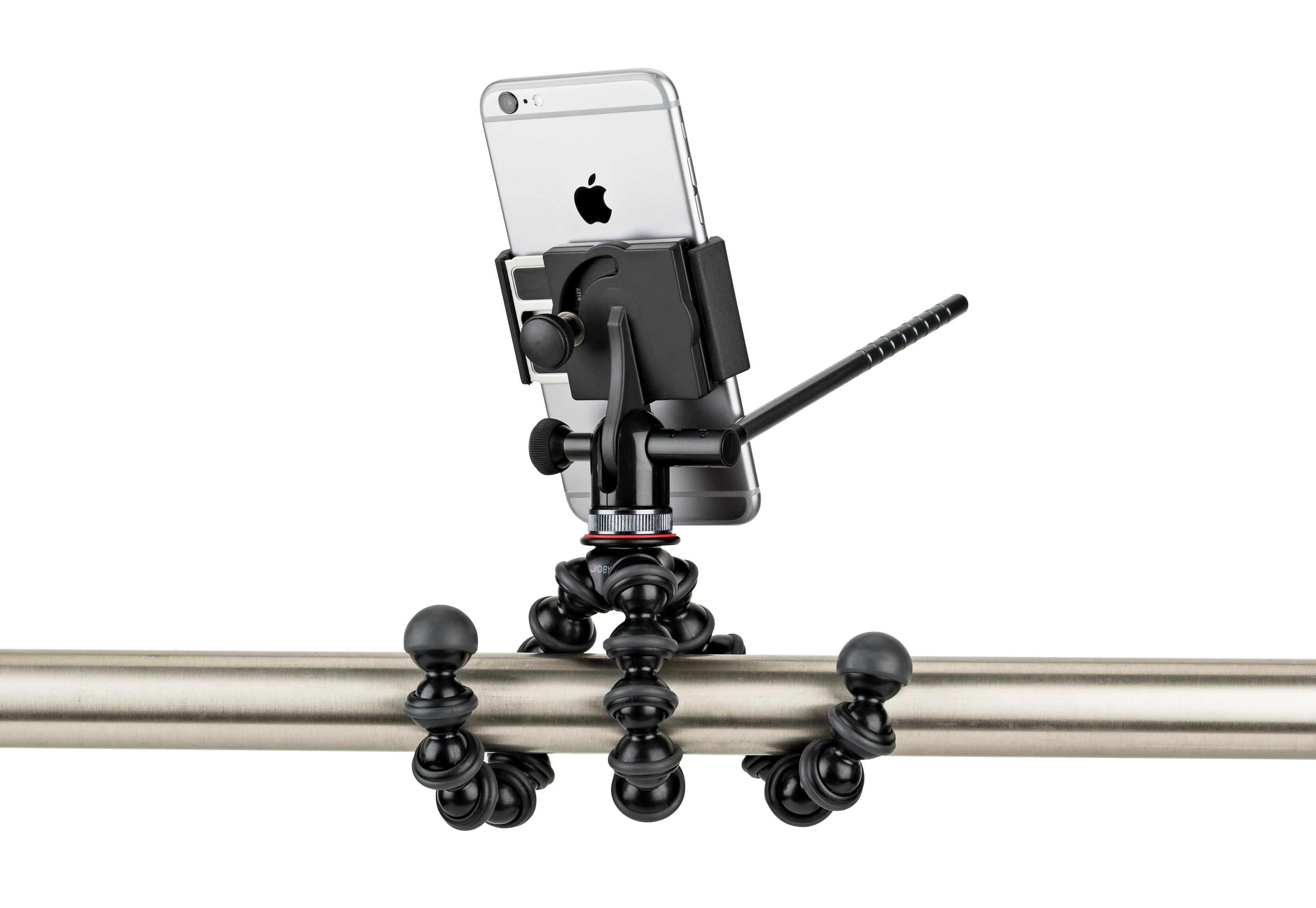 Smartfon zamontowany na elastycznym statywie i przymocowany do metalowego pręta. Telefon jest srebrny.