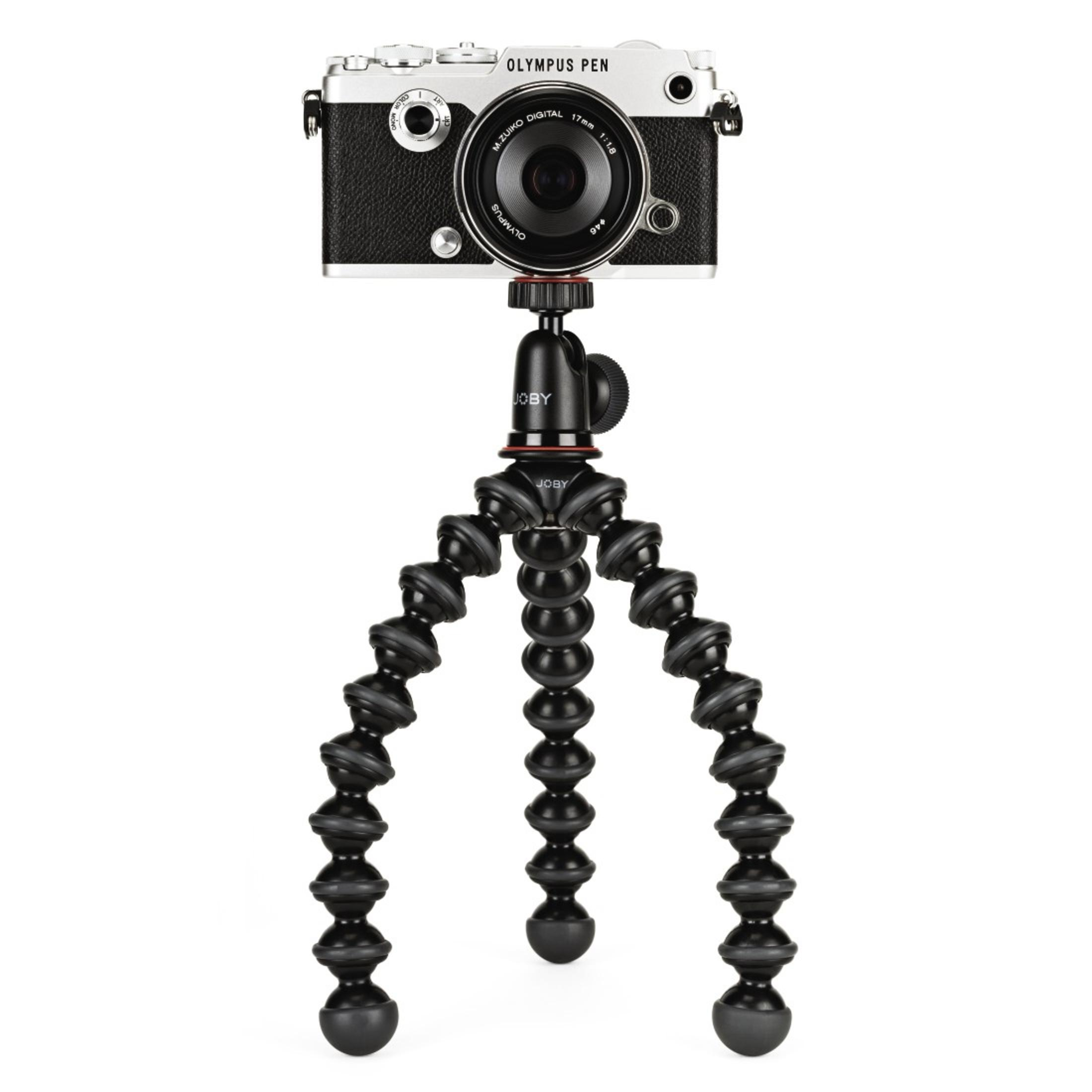 Aparat Olympus zamontowany na elastycznym statywie. Aparat jest czarny i srebrny.