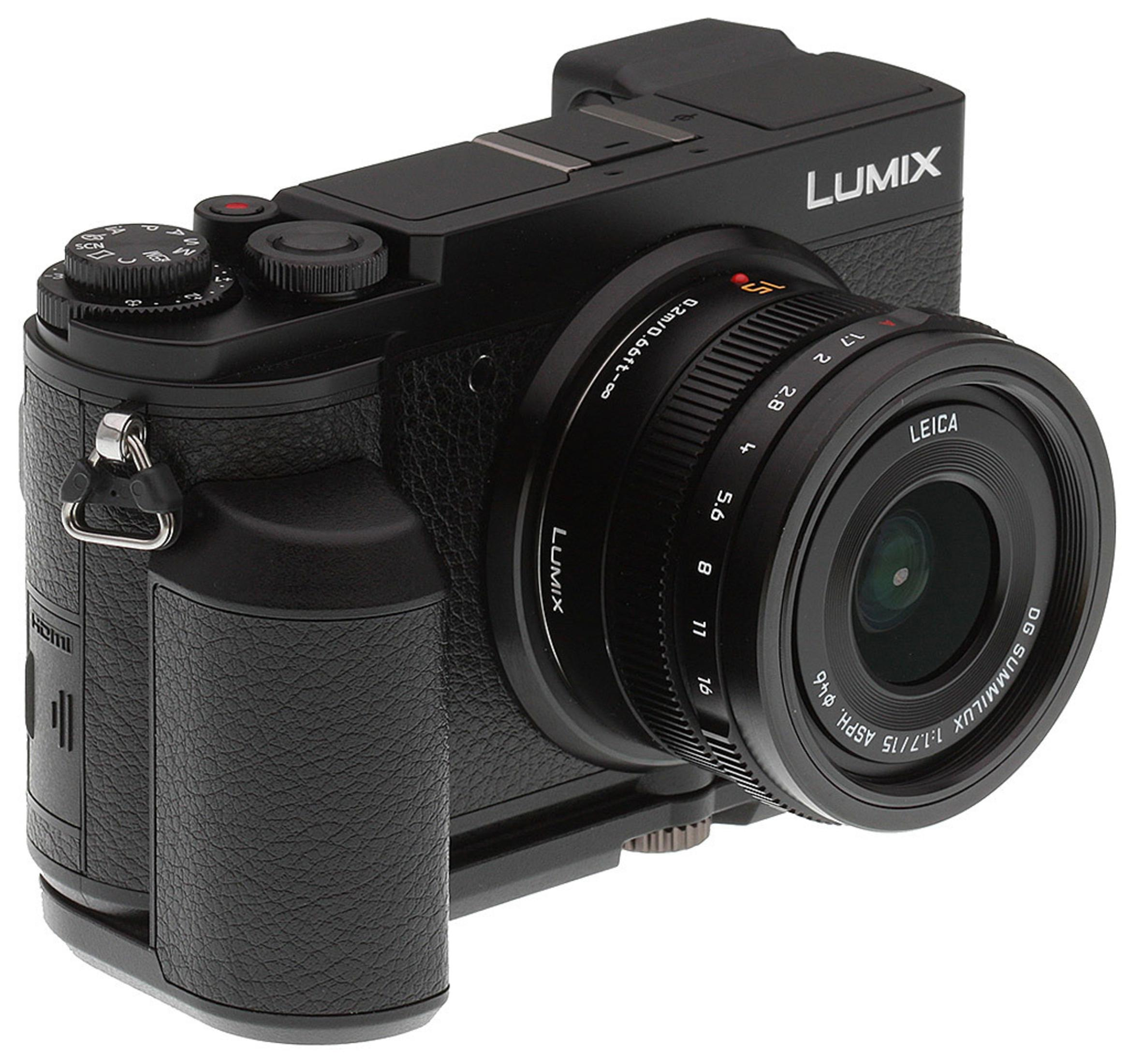 Schwarze Kamera mit Objektiv und Leica-Branding, isoliert auf Weiß.