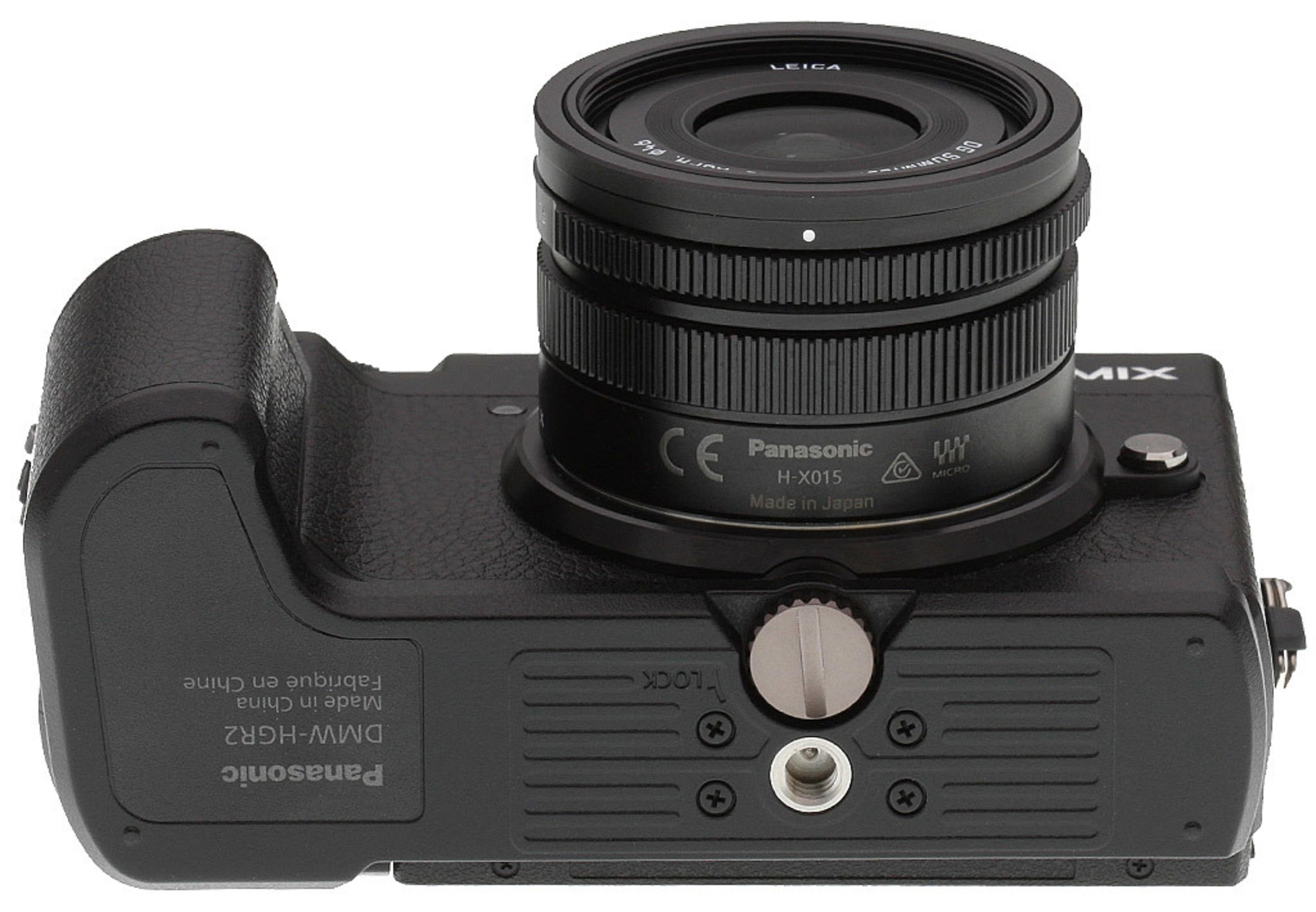 Schwarze Kamera mit Objektiv, Draufsicht. Leica-Objektivdetails sichtbar.