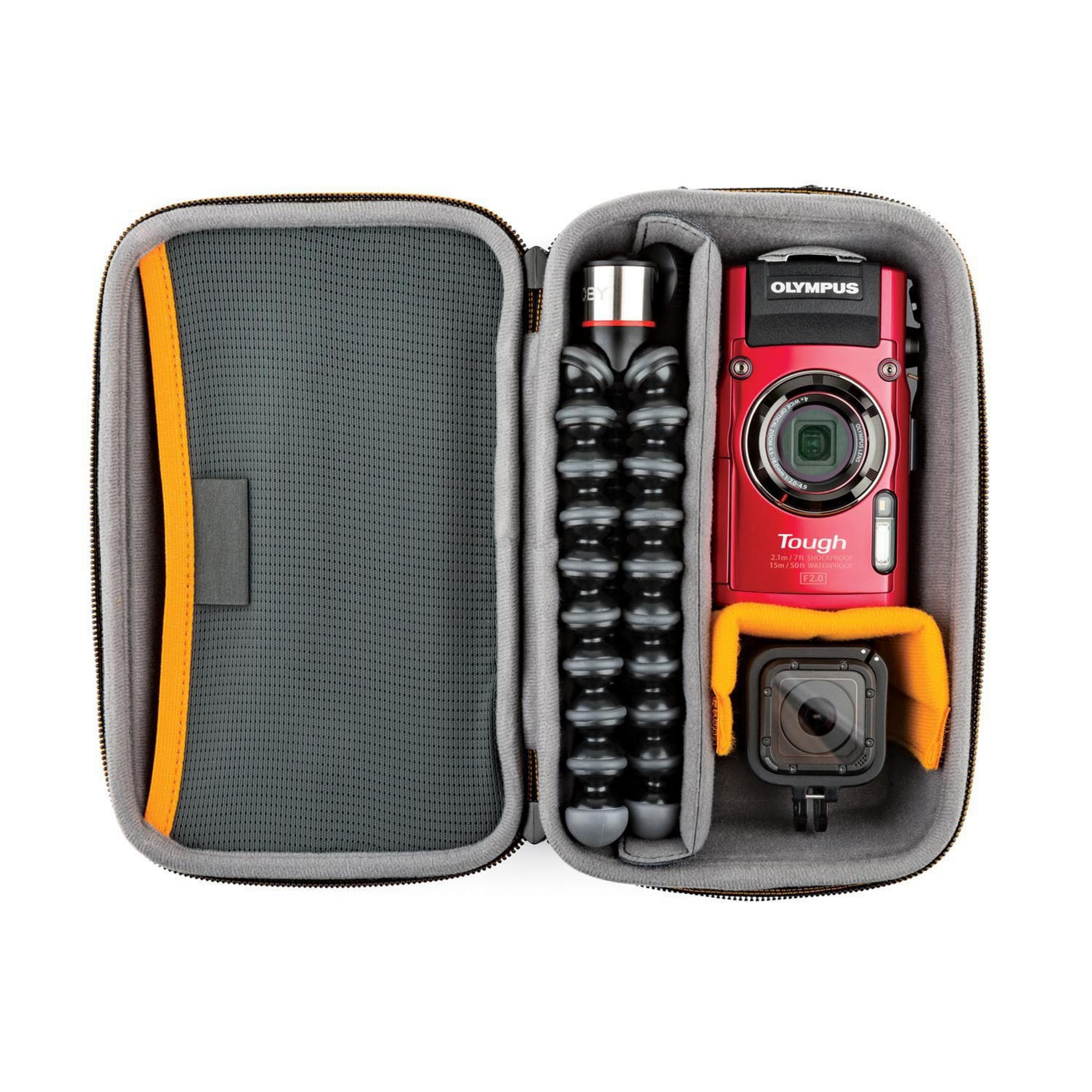 Kit fotocamera in una custodia. Gli accessori includono un treppiede e una fotocamera.