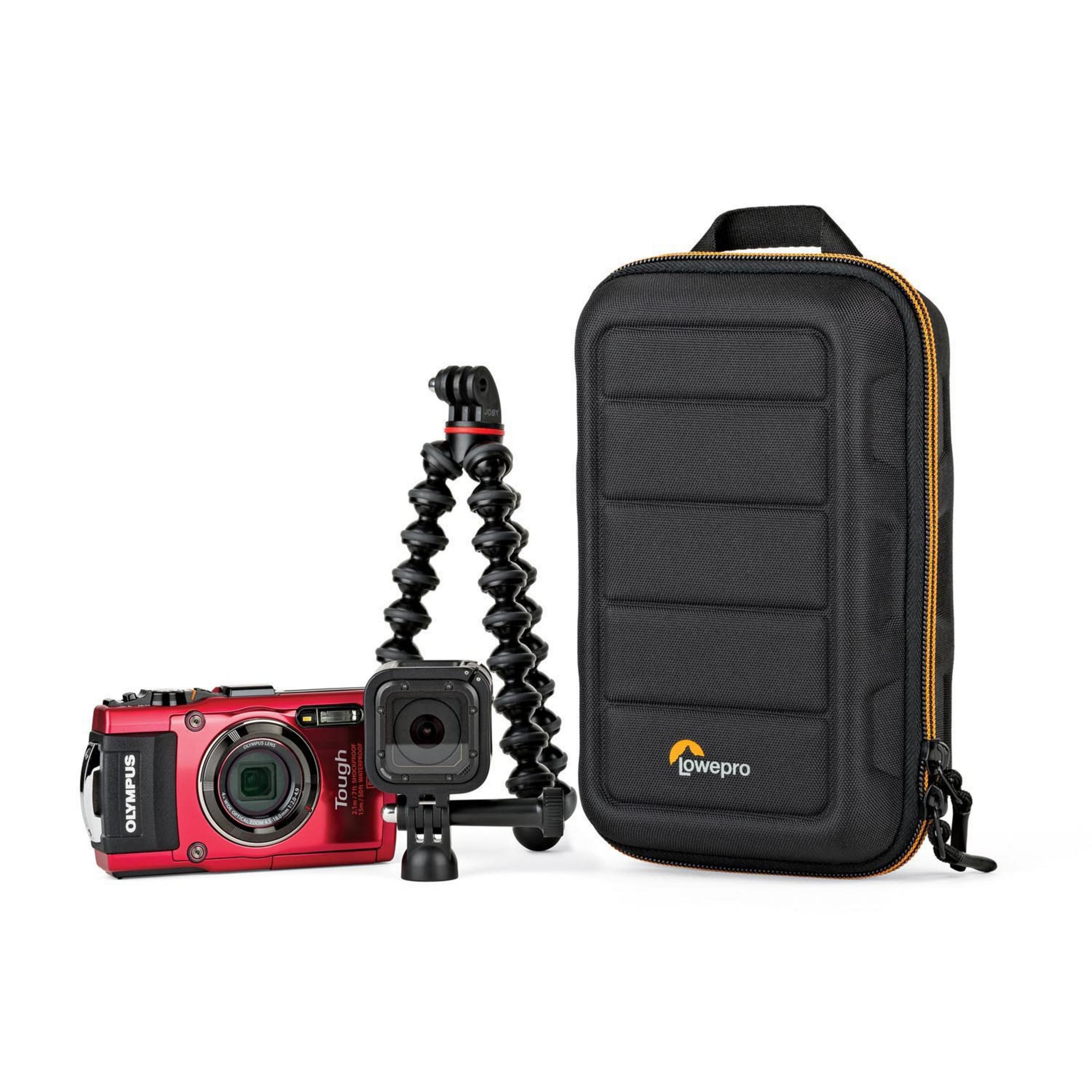 Fotocamera Olympus Tough rossa, GoPro, un treppiede flessibile e una custodia nera con cerniera gialla.