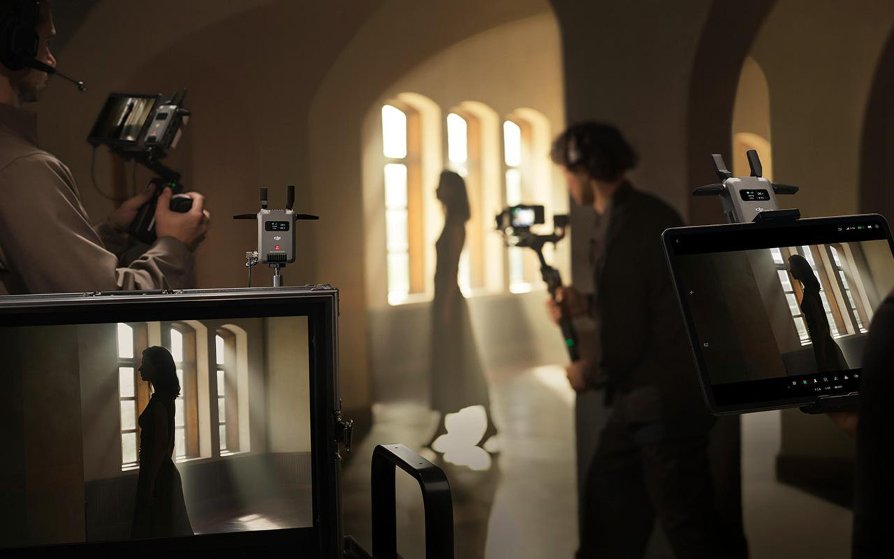 Ein Filmset mit Leuten, die filmen, eine Person geht im Hintergrund.