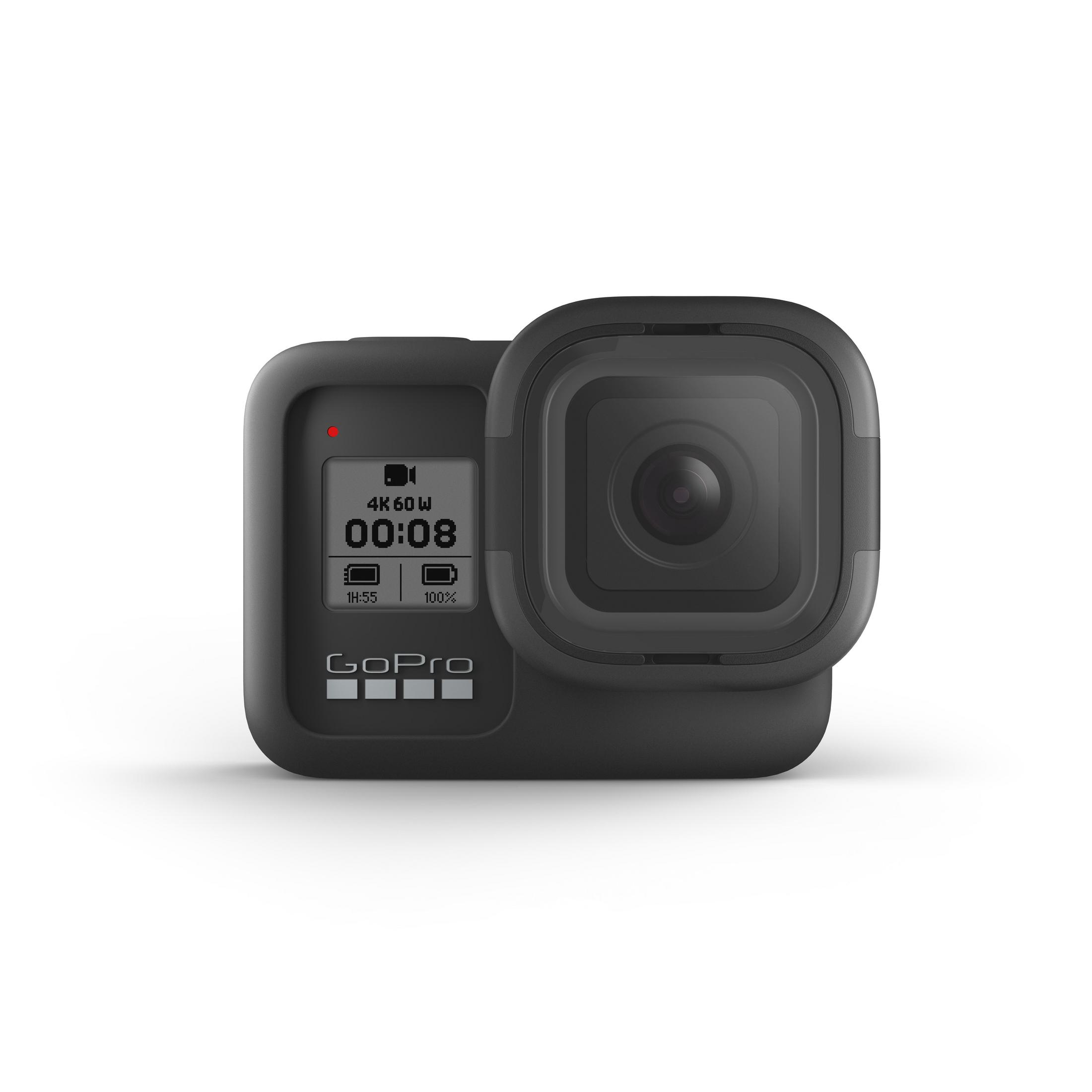 Cámara GoPro negra con una pantalla que muestra la hora 00:08 y el 100% de batería. La cámara está en blanco.