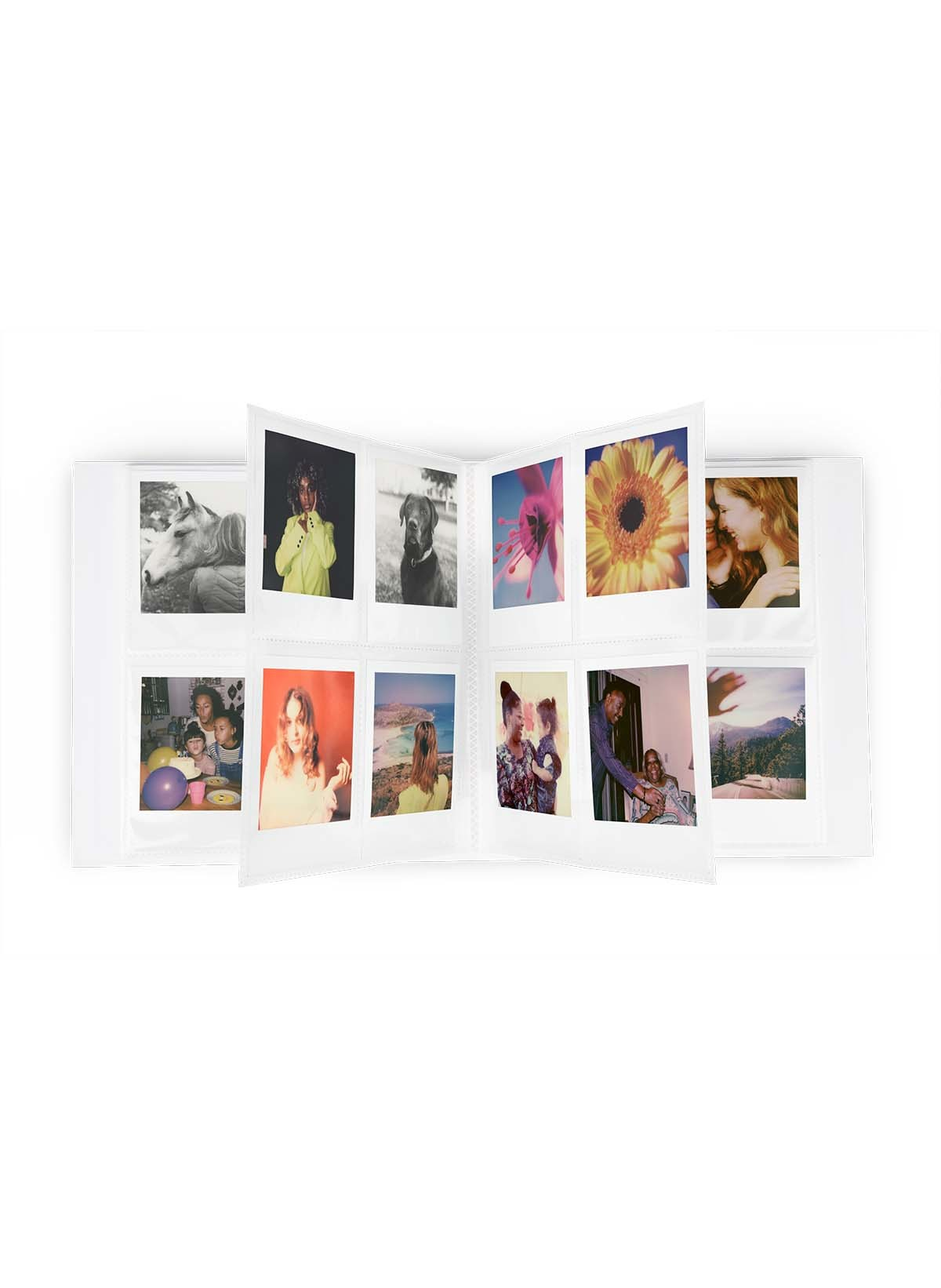 Fotoalbum geöffnet, gefüllt mit Fotos von verschiedenen Personen und Szenen.