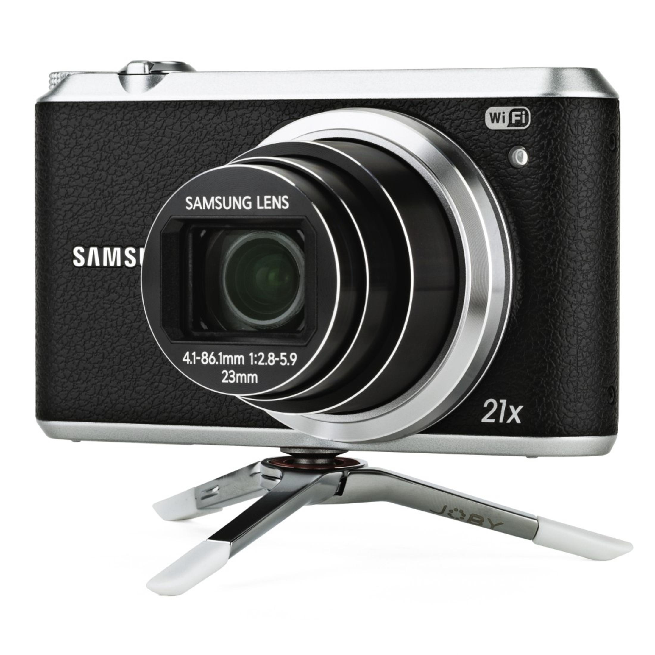 Eine schwarz-silberne Samsung-Kamera mit kleinem Stativ, Linsendetails und dem Wort WiFi darauf.
