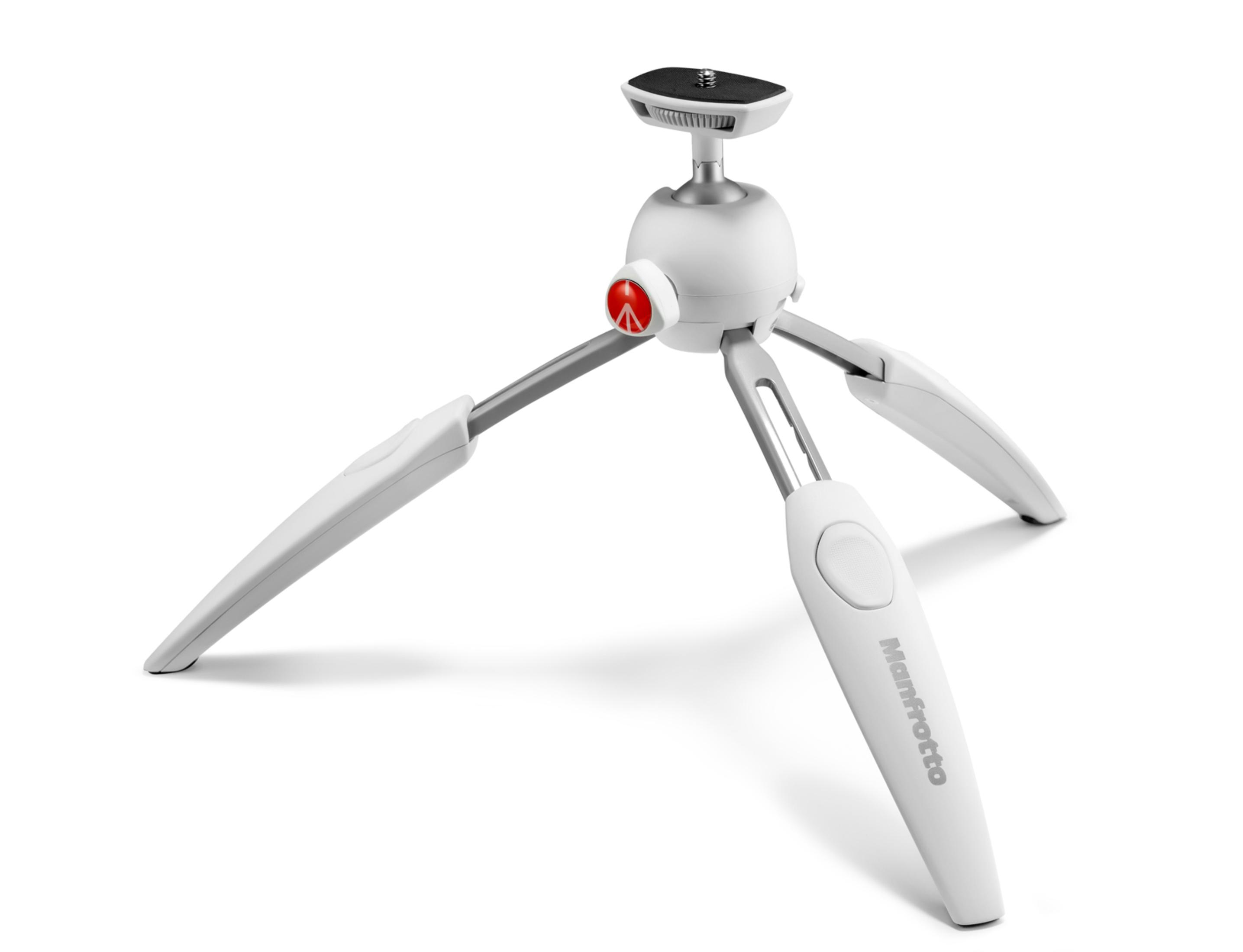 Biały statyw z trzema nogami, logo Manfrotto i głowicą kulową. Białe tło.