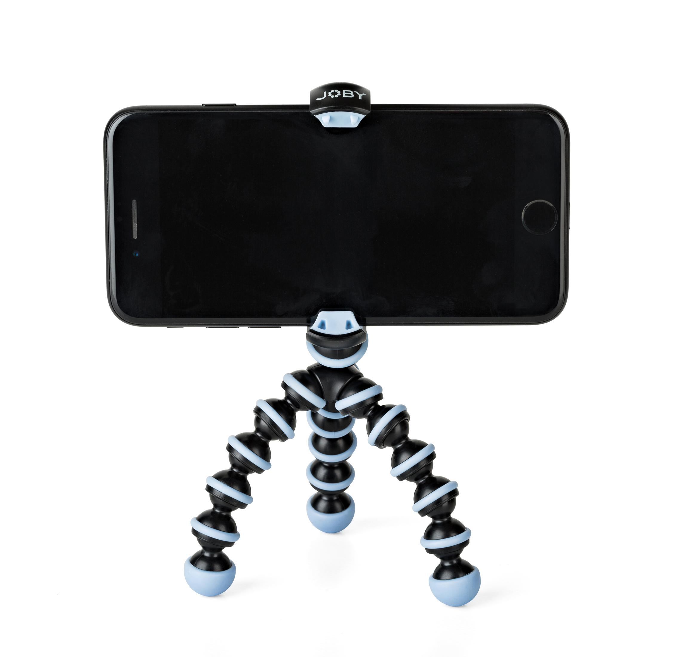 Uno smartphone nero è collegato a un treppiede flessibile, nero e blu su sfondo bianco.