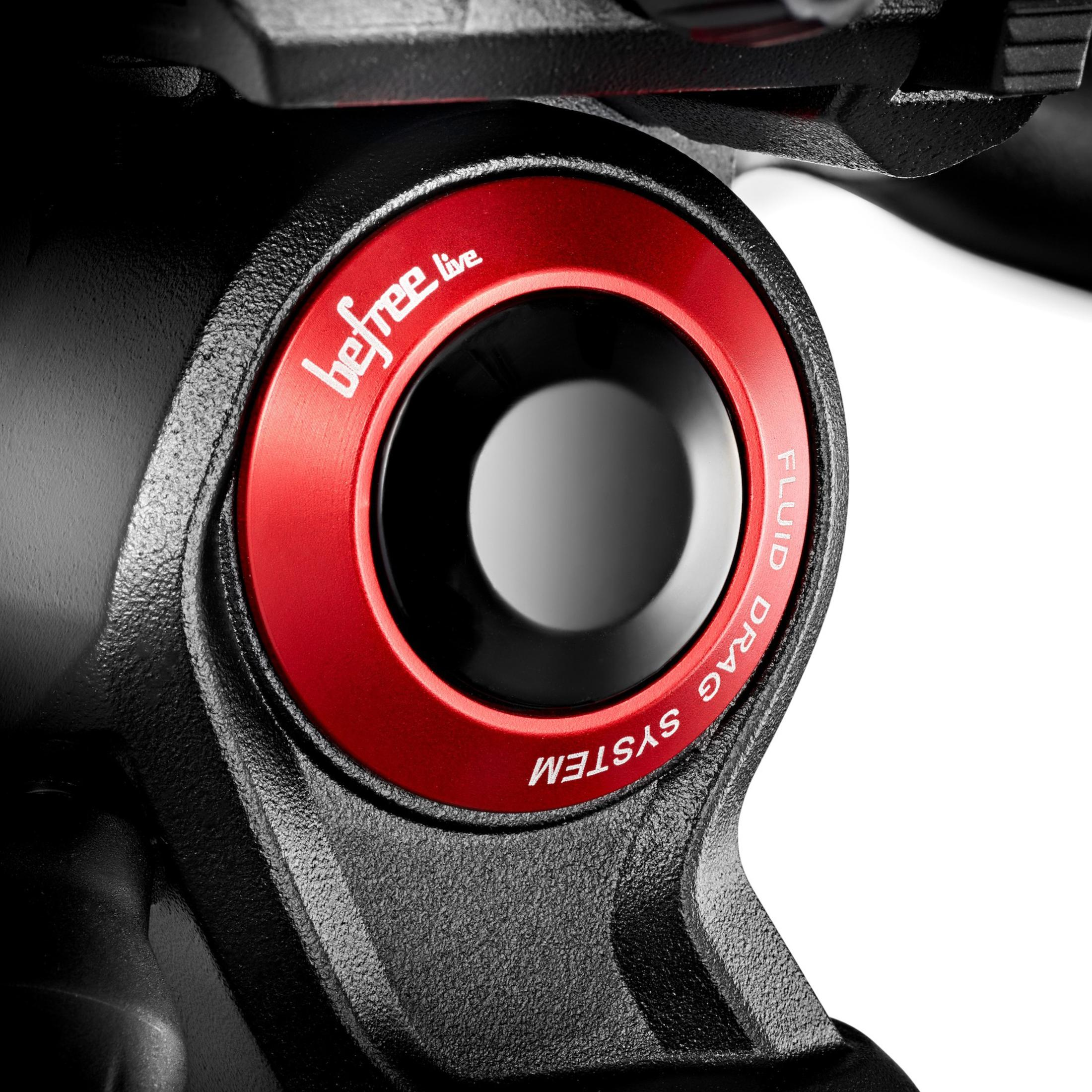 Close-up van een rode ring met 'befree live' en 'FLUID DRAG SYSTEM' tekst op een zwarte statiefkop.