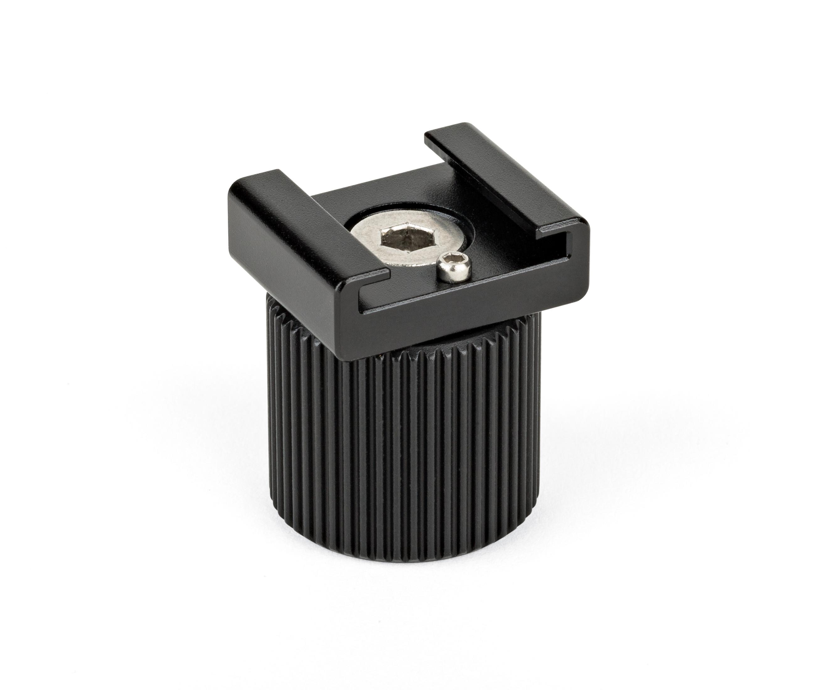 Schwarzer Kameraadapter aus Metall auf weißem Hintergrund.
