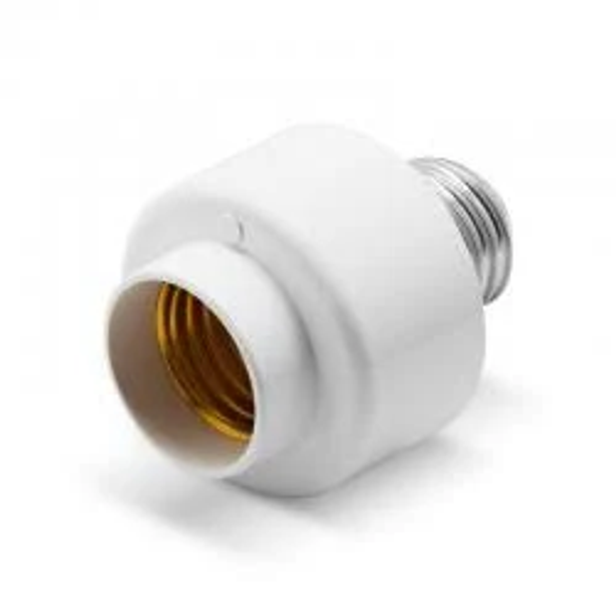 Biała przejściówka do żarówki, z metalowym gwintem, na białym tle.