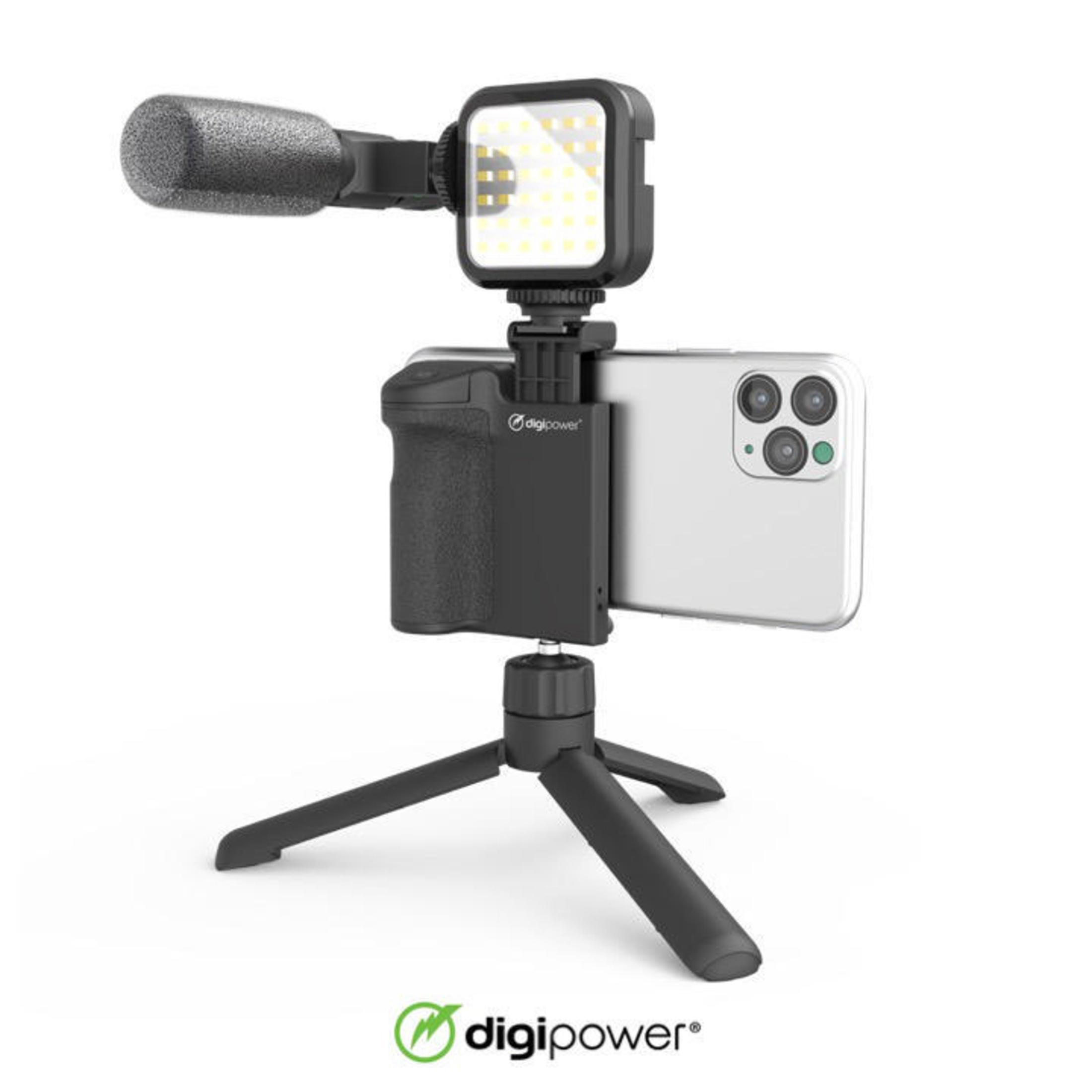 Smartphone auf Stativ mit Videoleuchte.