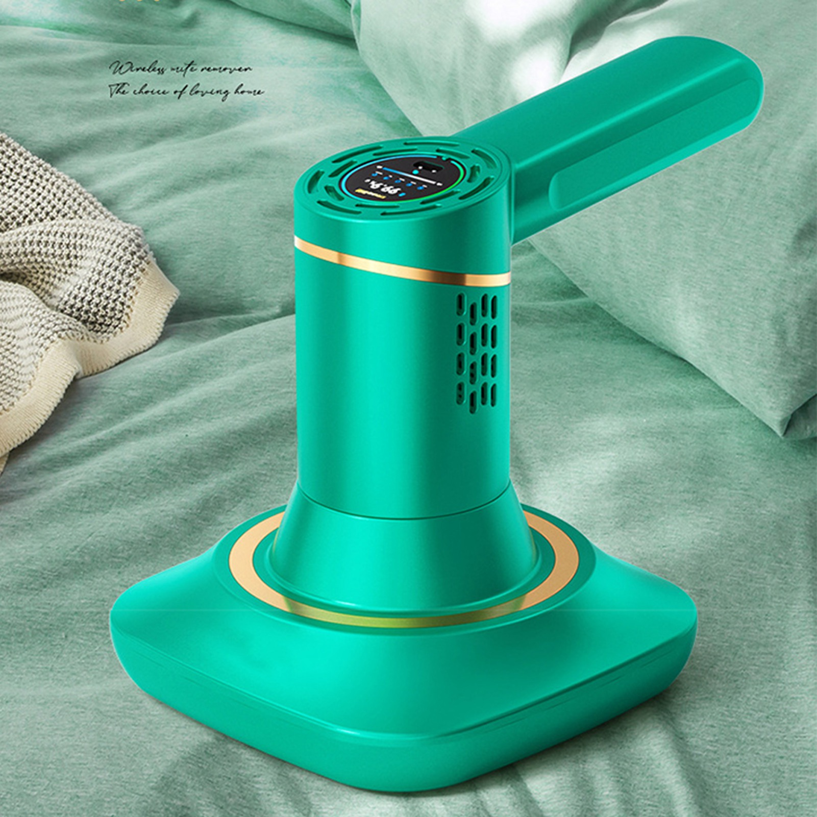 Ein türkisfarbener Staubsauger auf einem Bett. Das Bett ist grün und der Hintergrund ist unscharf.