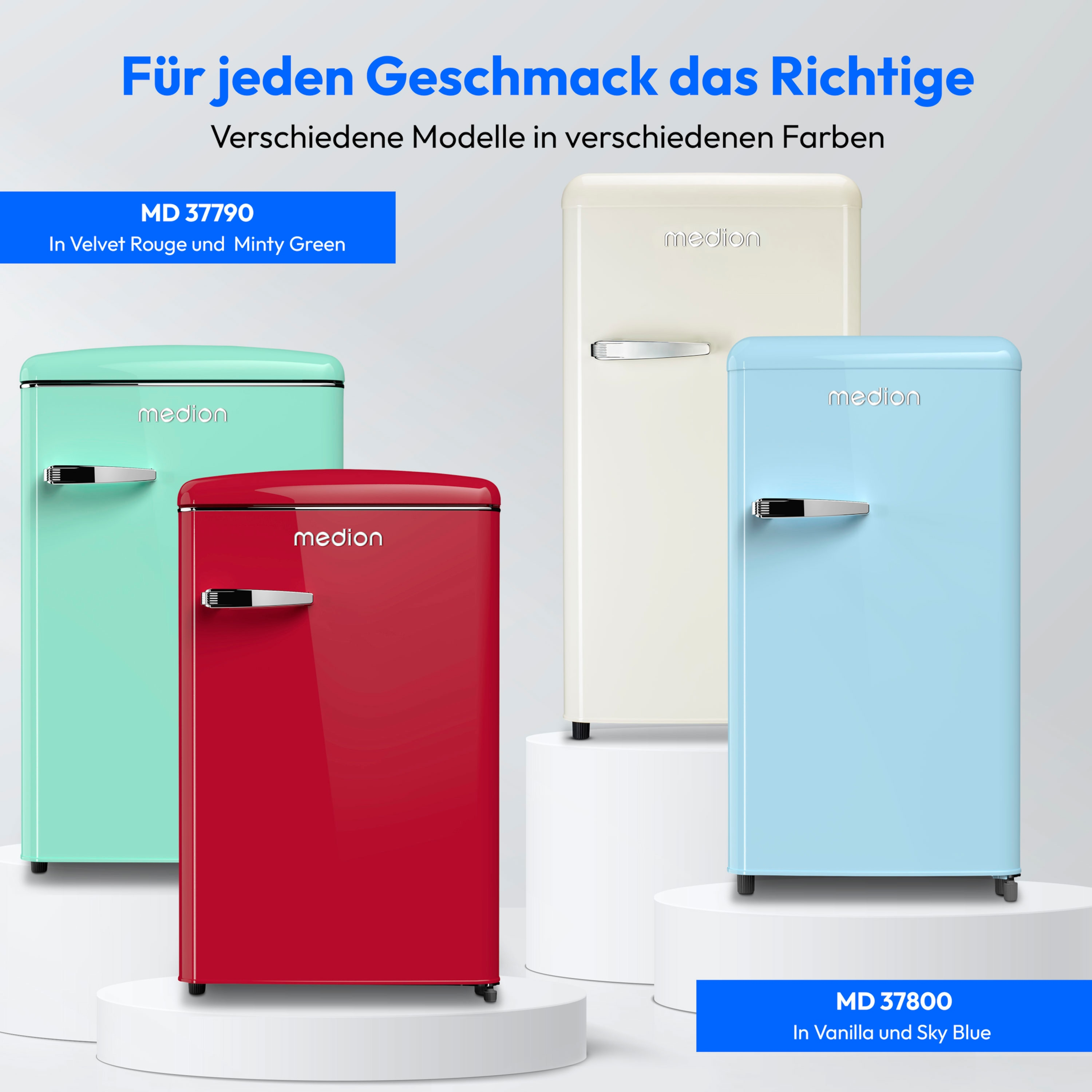 Vier Kühlschränke im Retro-Stil in verschiedenen Farben: Mintgrün, Rot, Weiß und Hellblau, auf weißem Untergrund.