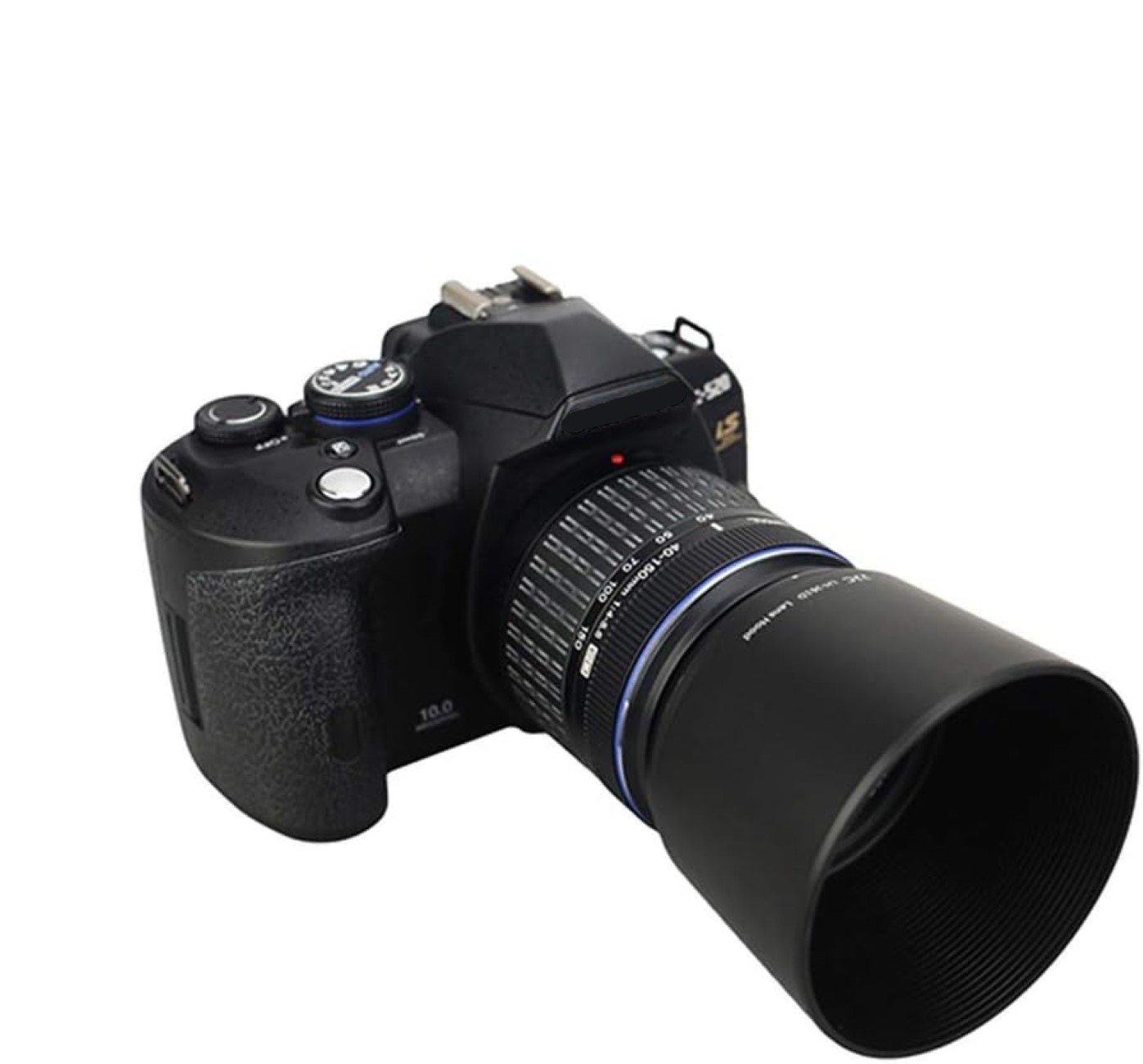 Schwarze DSLR-Kamera mit aufgesetztem Zoomobjektiv, weißer Hintergrund, Winkelaufnahme.