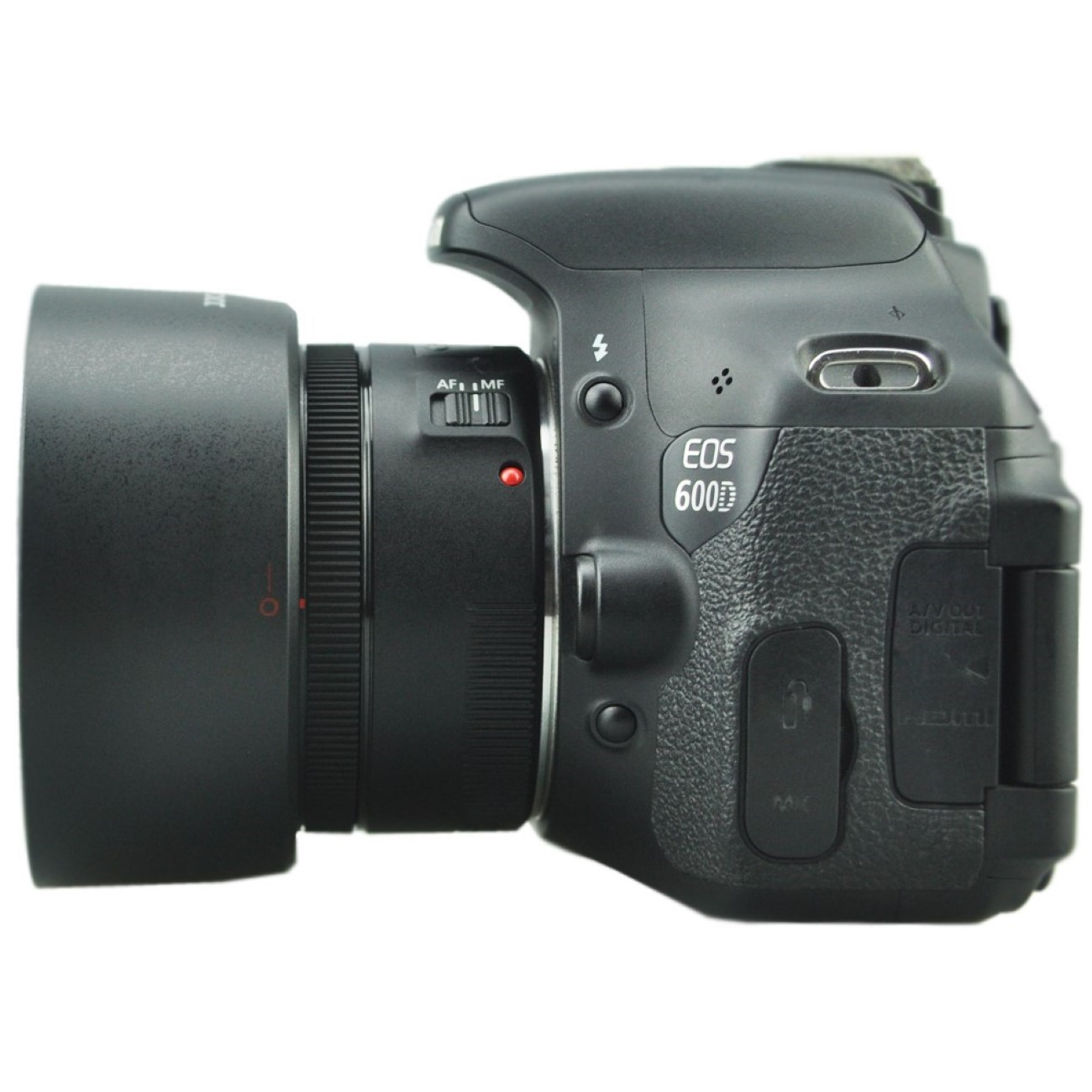 Eine schwarze Canon EOS 600D Kamera mit Objektiv von der Seite auf weißem Hintergrund gesehen.
