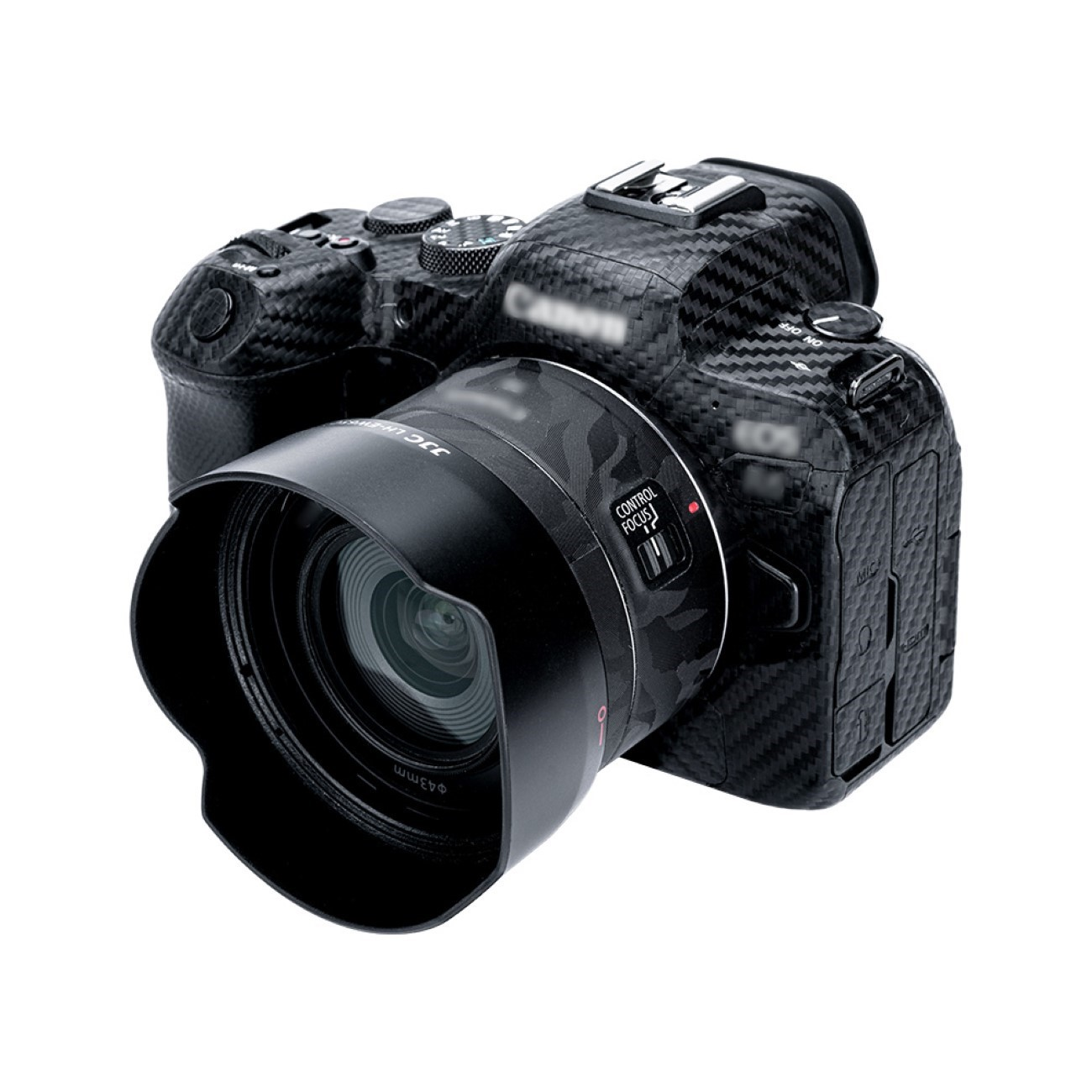 Eine schwarze DSLR-Kamera mit Objektiv. Die Kamera hat eine Tarnhaut, auf weißem Hintergrund.
