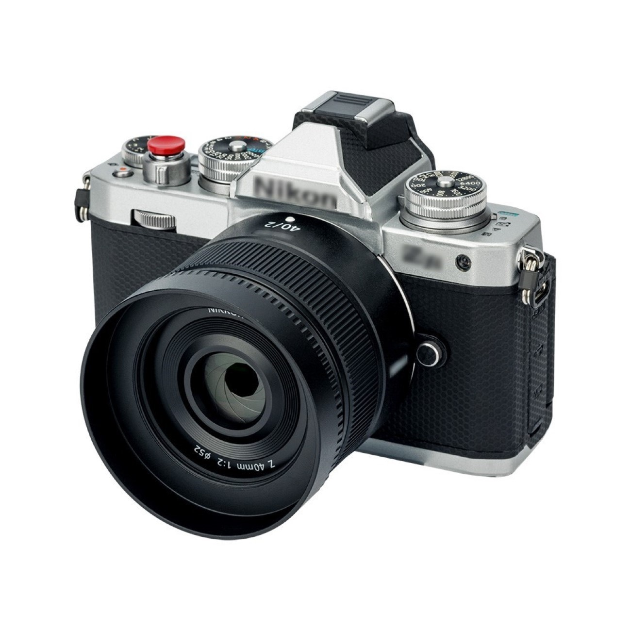 Nikon Kamera mit schwarzem Objektiv, silbernem Gehäuse, schwarzem Griff. Weißer Hintergrund.