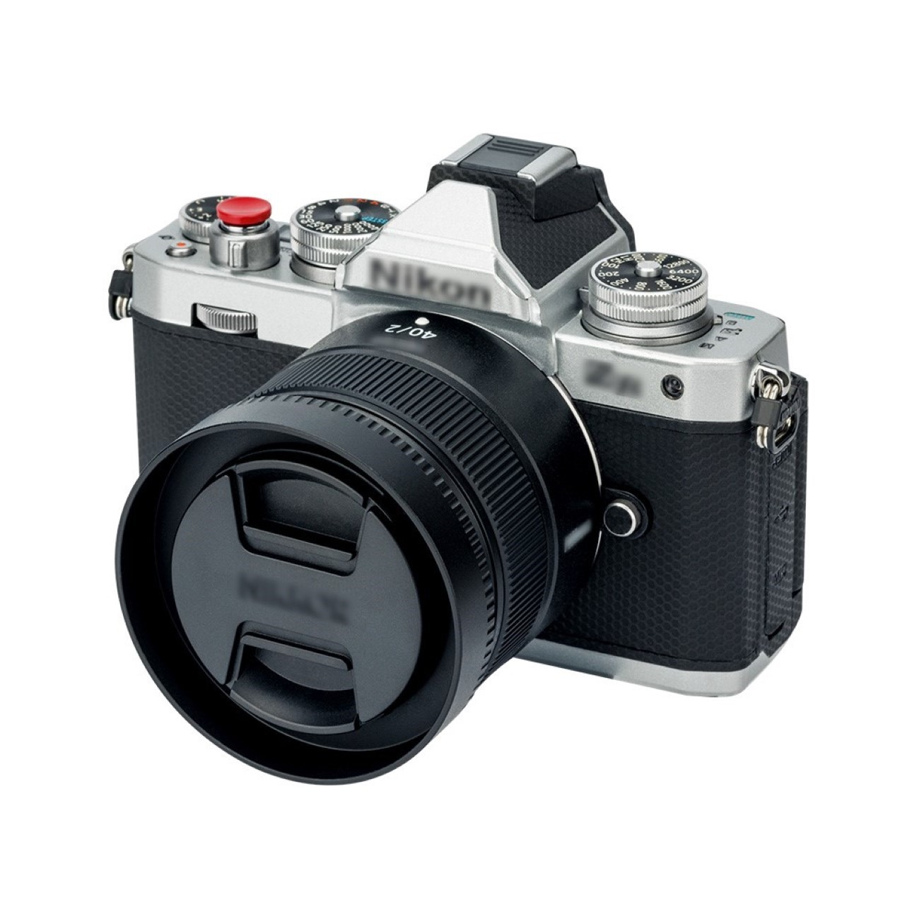 Silberne und schwarze Nikon-Kamera mit Objektiv und Objektivdeckel. Die Kamera hat Räder und Knöpfe.