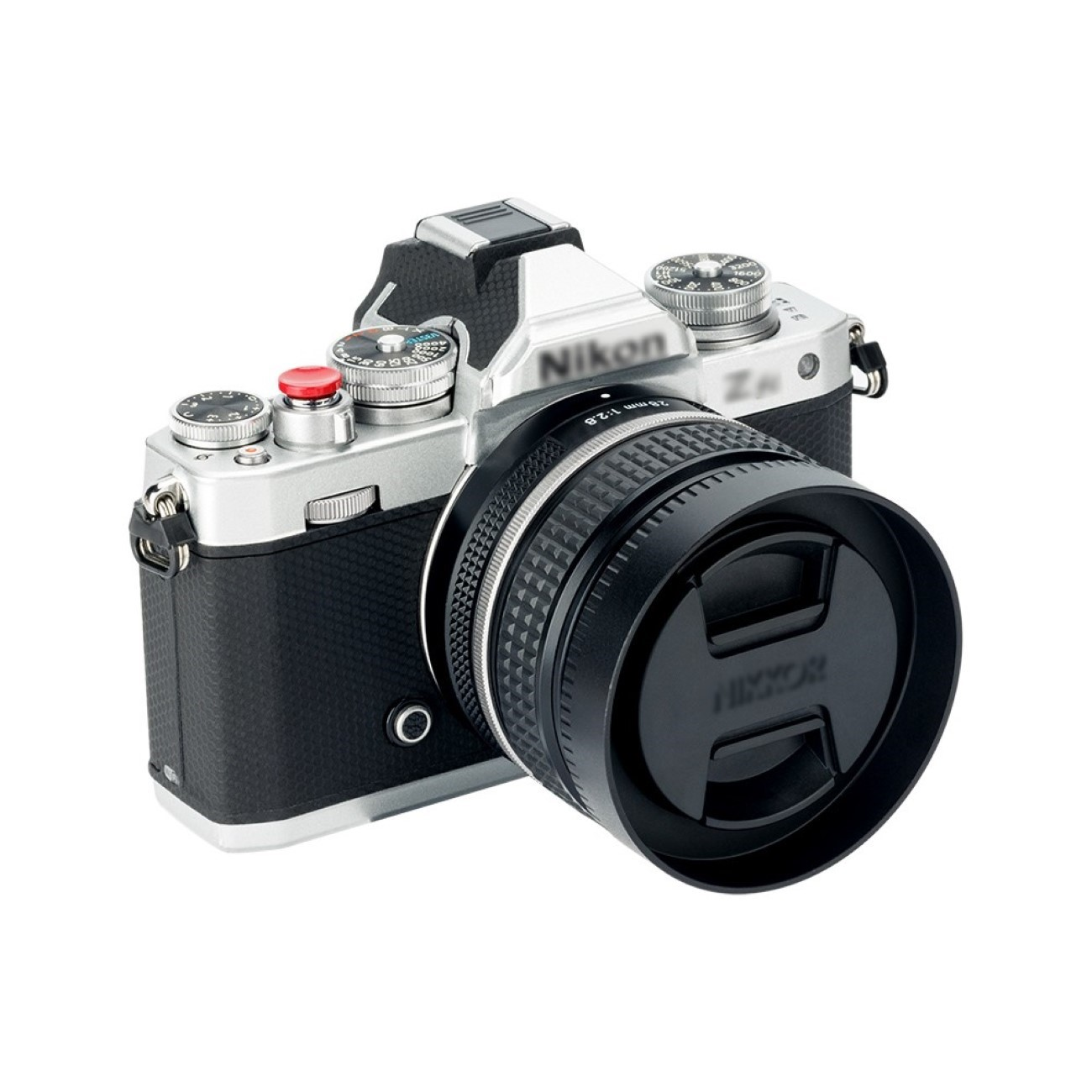 Eine silberne und schwarze Nikon Z Kamera mit einem Objektiv. Die Kamera hat einen schwarzen lederartigen Griff auf weißem Hintergrund.