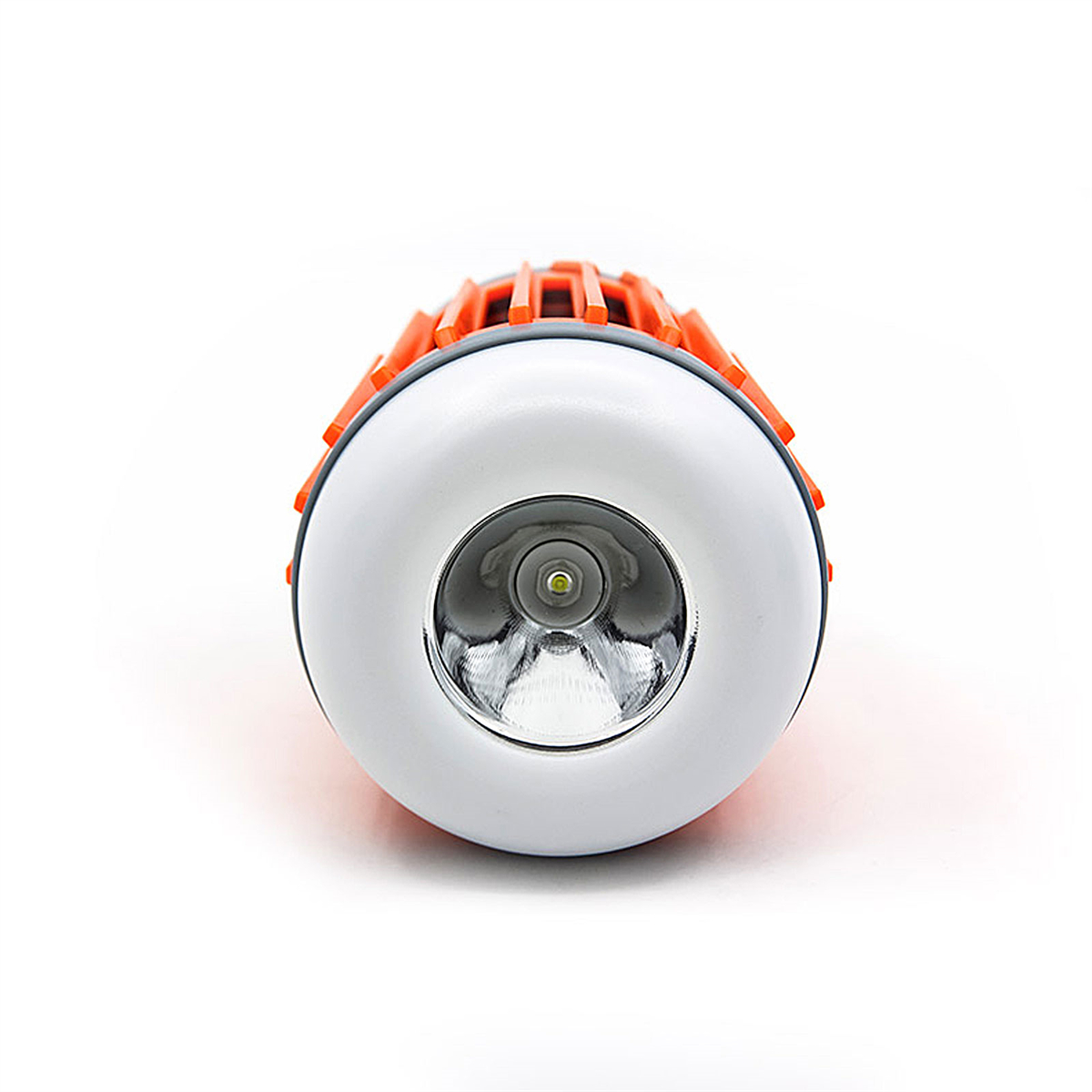 Orangene und weiße Taschenlampe, Vorderansicht, auf weißem Hintergrund. Zeigt ein helles Licht.