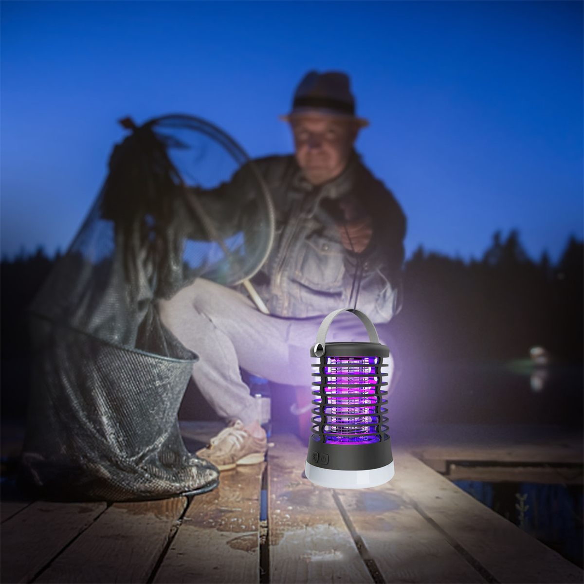 Eine Insektenvernichter-Lampe auf einem Steg mit einem Mann beim Angeln bei Nacht.