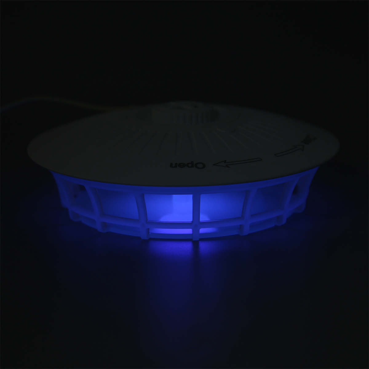 Ein kleines elektronisches Gerät mit blauem Licht im Inneren.