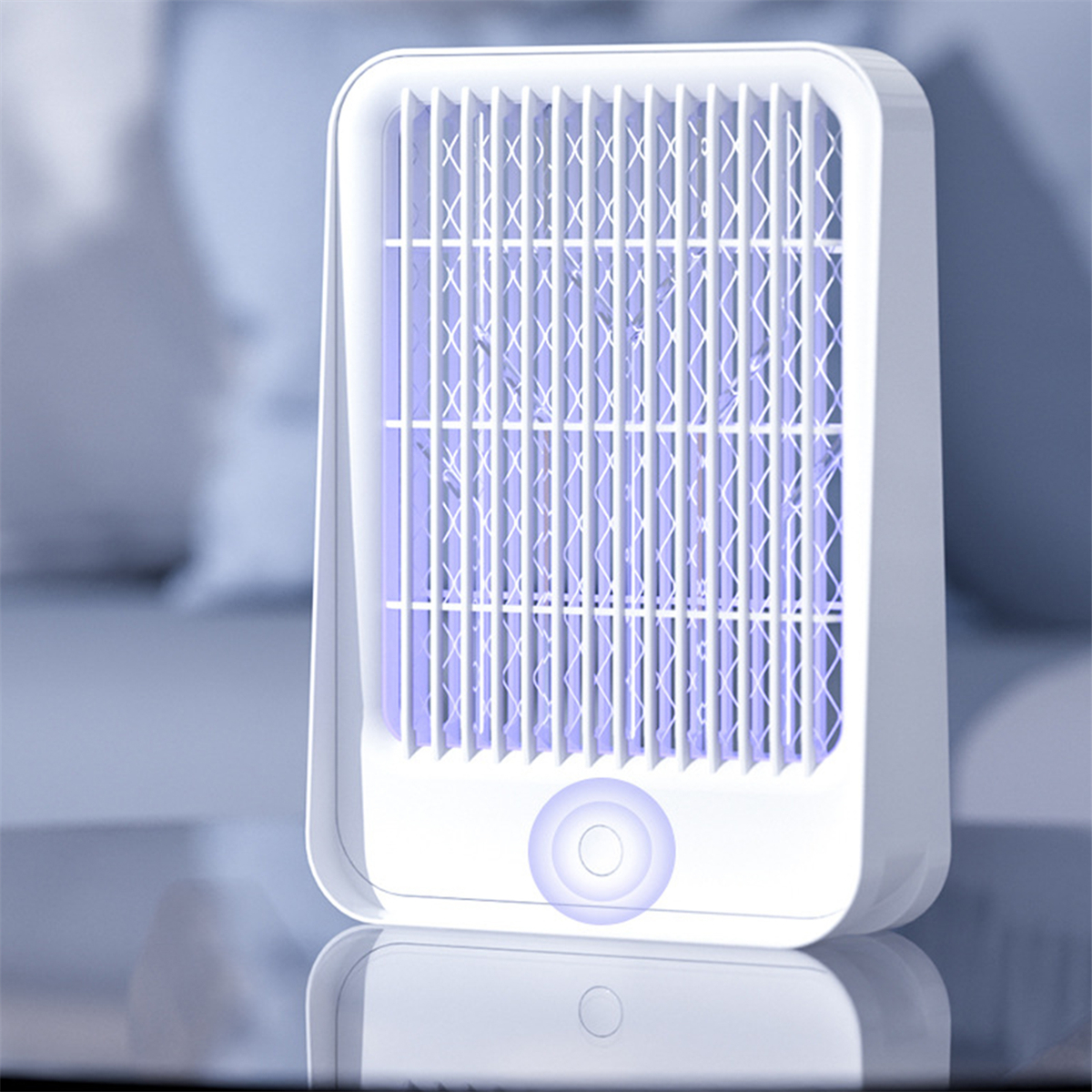 Weißer Mückenkiller mit blauem Licht, der auf einem Tisch steht.