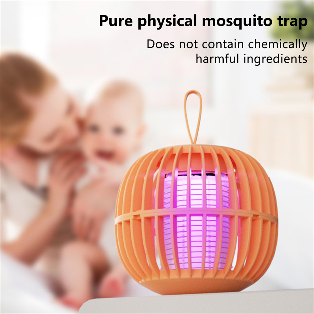 Orangefarbene Mückenfalle mit violettem Licht, Baby und Frau im Hintergrund.