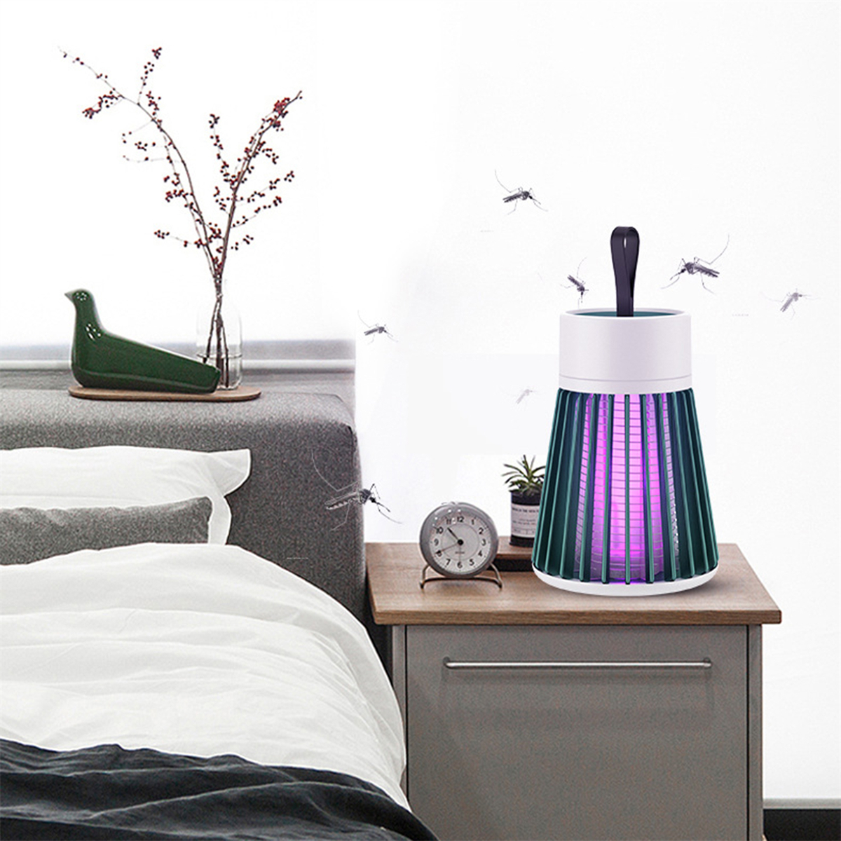 Eine Mückenfangvorrichtung auf einem Nachttisch mit Vogel und Vase, die Mücken anzieht. Ein Bett im Hintergrund.