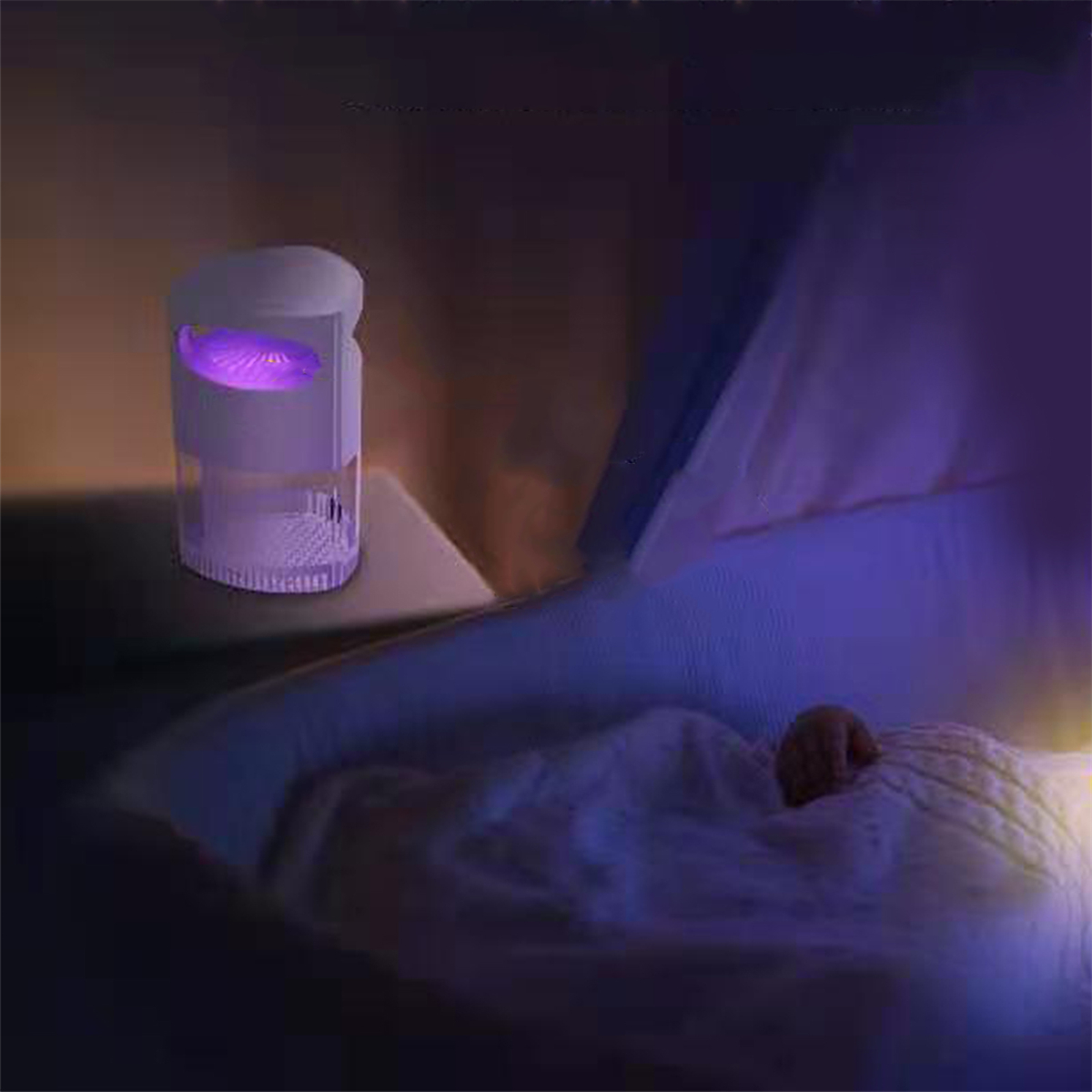 Dunkler Raum mit einer Moskitokillerlampe neben einem Bett. Die Lampe gibt violettes Licht ab.