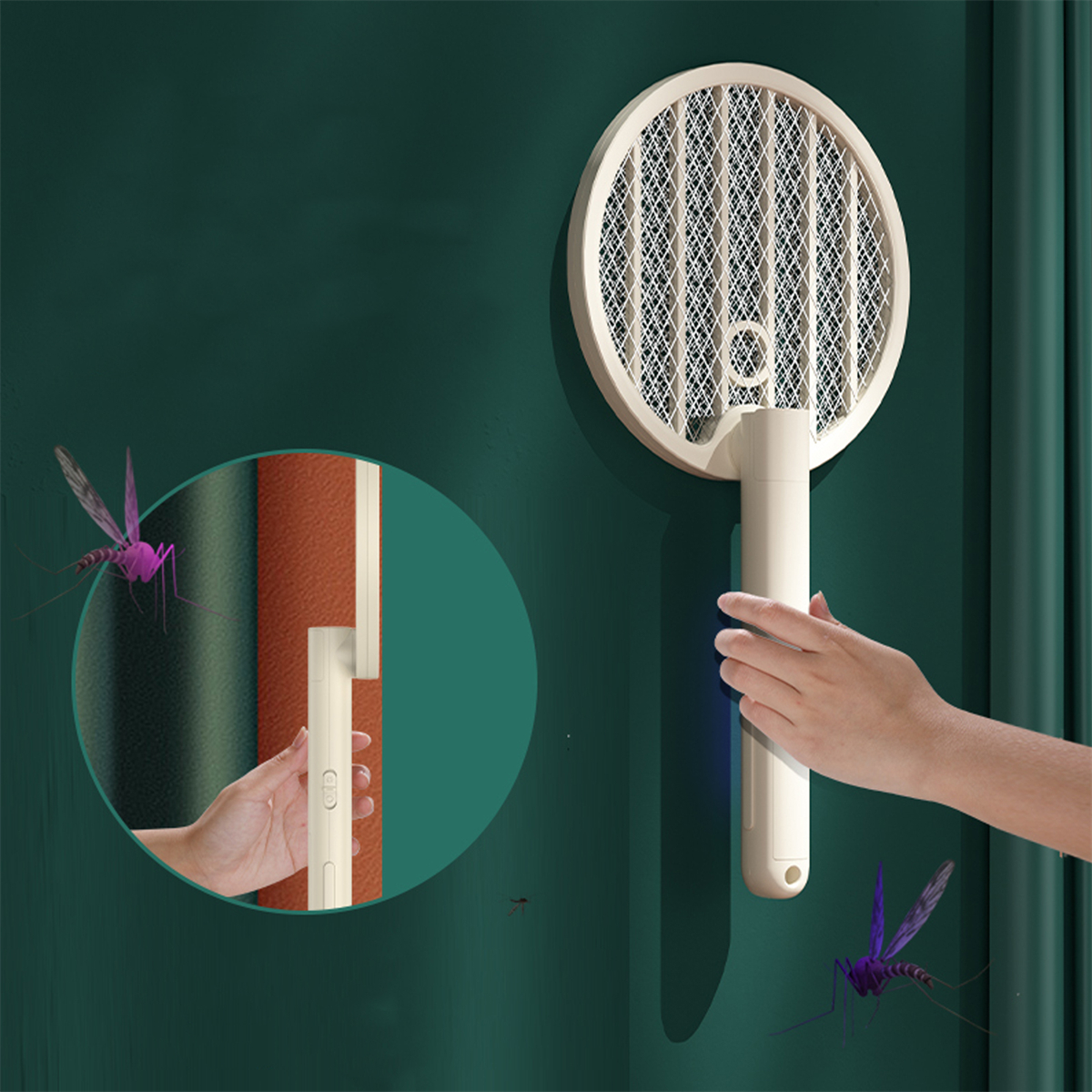 Elektrischer Fliegenfänger an einer grünen Wand, mit einer Hand am Griff. Nahaufnahme des Ladeanschlusses.
