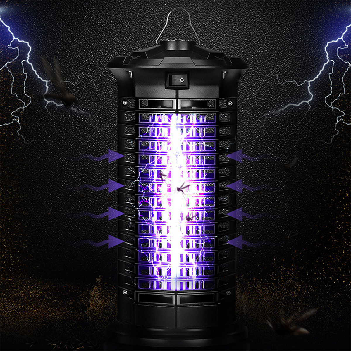 Schwarze Mückenvernichter-Lampe mit lila Licht und Blitzen auf dunklem, strukturiertem Hintergrund.