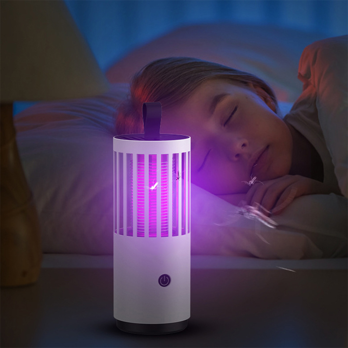 Mückenvernichter-Lampe neben einer schlafenden Person im Bett. Lila Licht und zwei Mücken sind sichtbar.