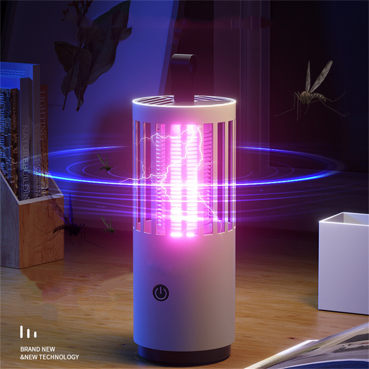 Weiße Moskitokillerlampe auf einem Holztisch, mit Insekten und einem lilafarbenen Lichteffekt.