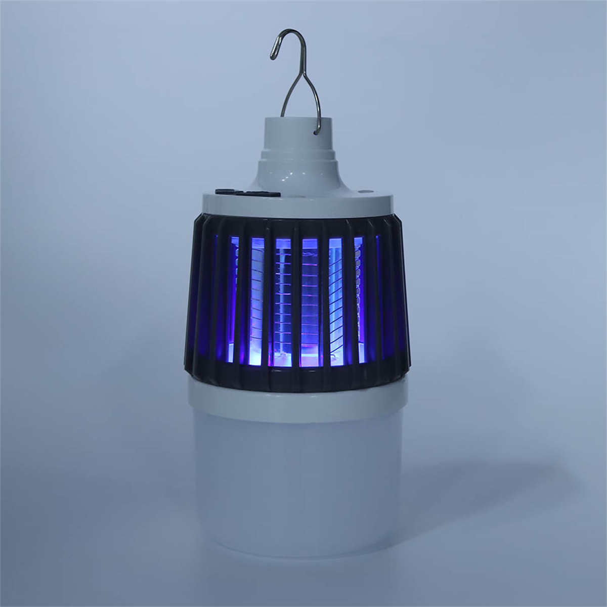 Insektenvernichter-Lampe mit blauem Licht und weißem Sockel, auf weißem Hintergrund.