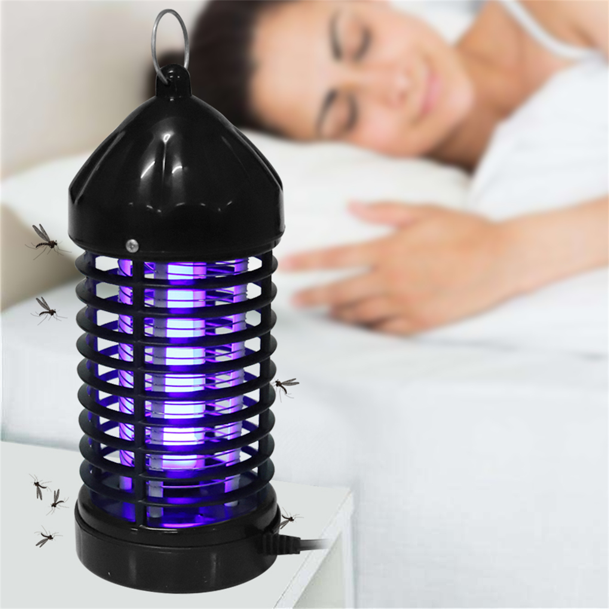 Eine schwarze Mückenfalle mit violettem Licht, in der Nähe einer schlafenden Frau. Mücken sind umher.