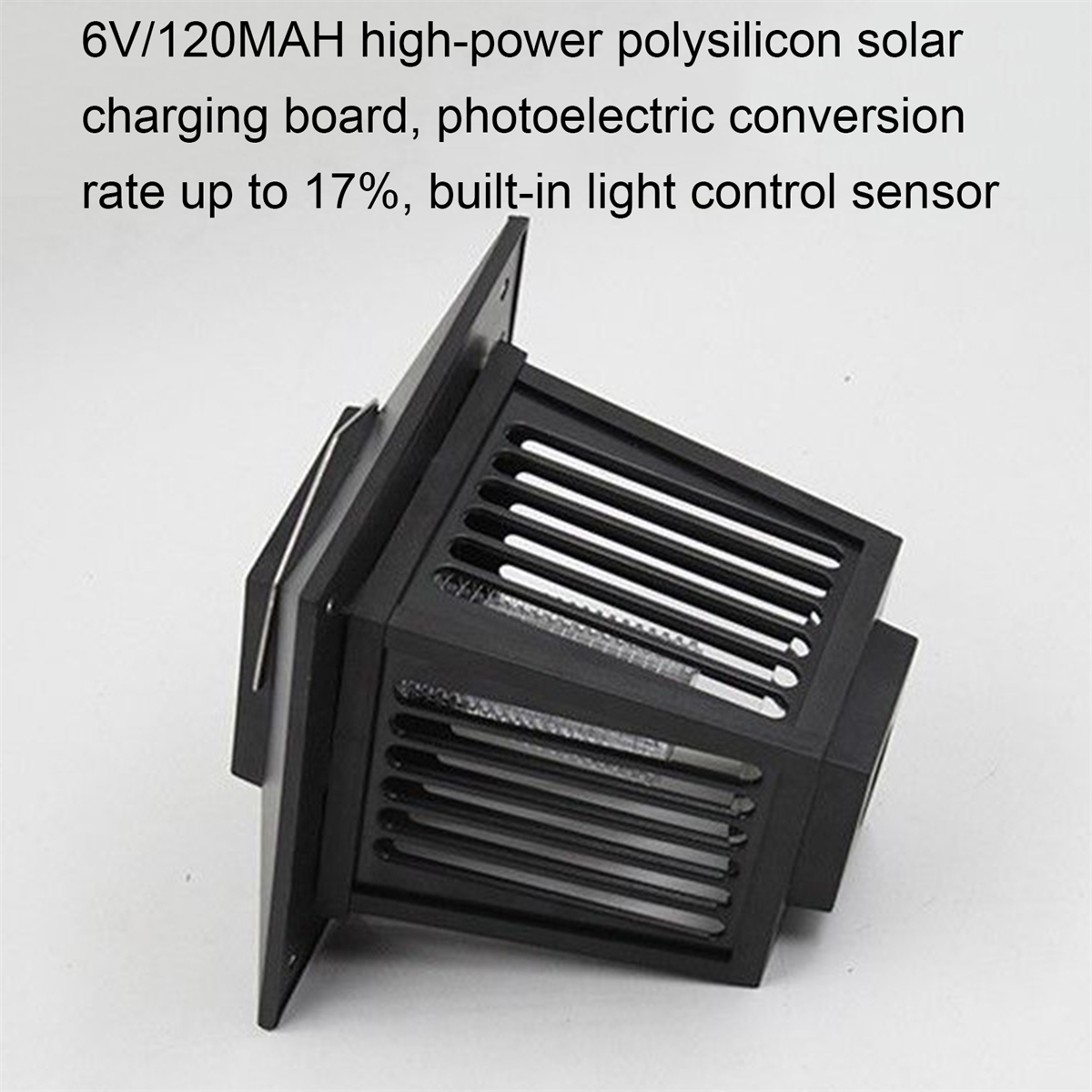 Schwarzes quadratisches Solar-Ladegerät mit Gitter und Text. Es hat einen Lichtsensor.