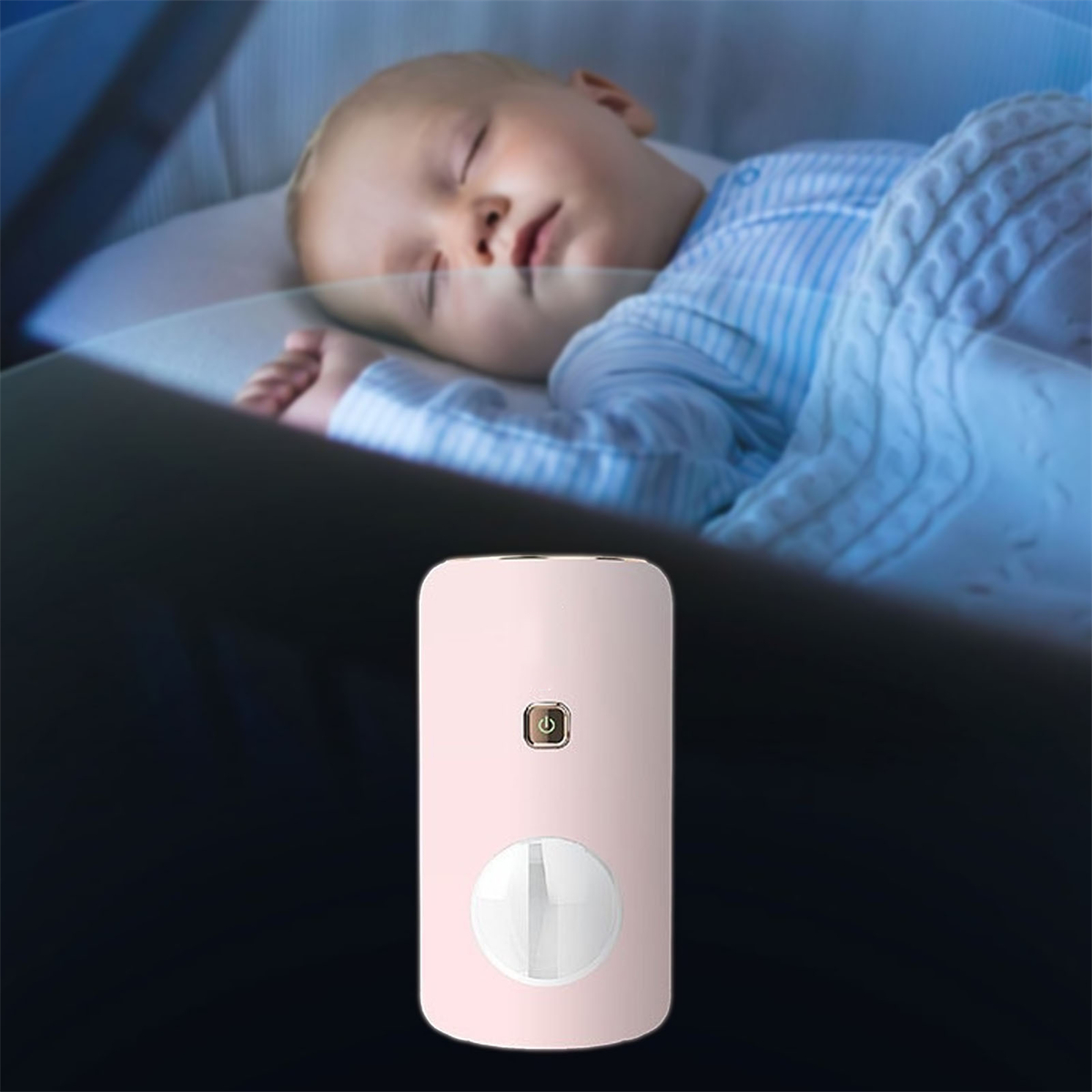 Ein schlafendes Baby befindet sich in der Nähe eines rosa Nachtlichts mit Bewegungsmelder. Der Raum ist dunkel.