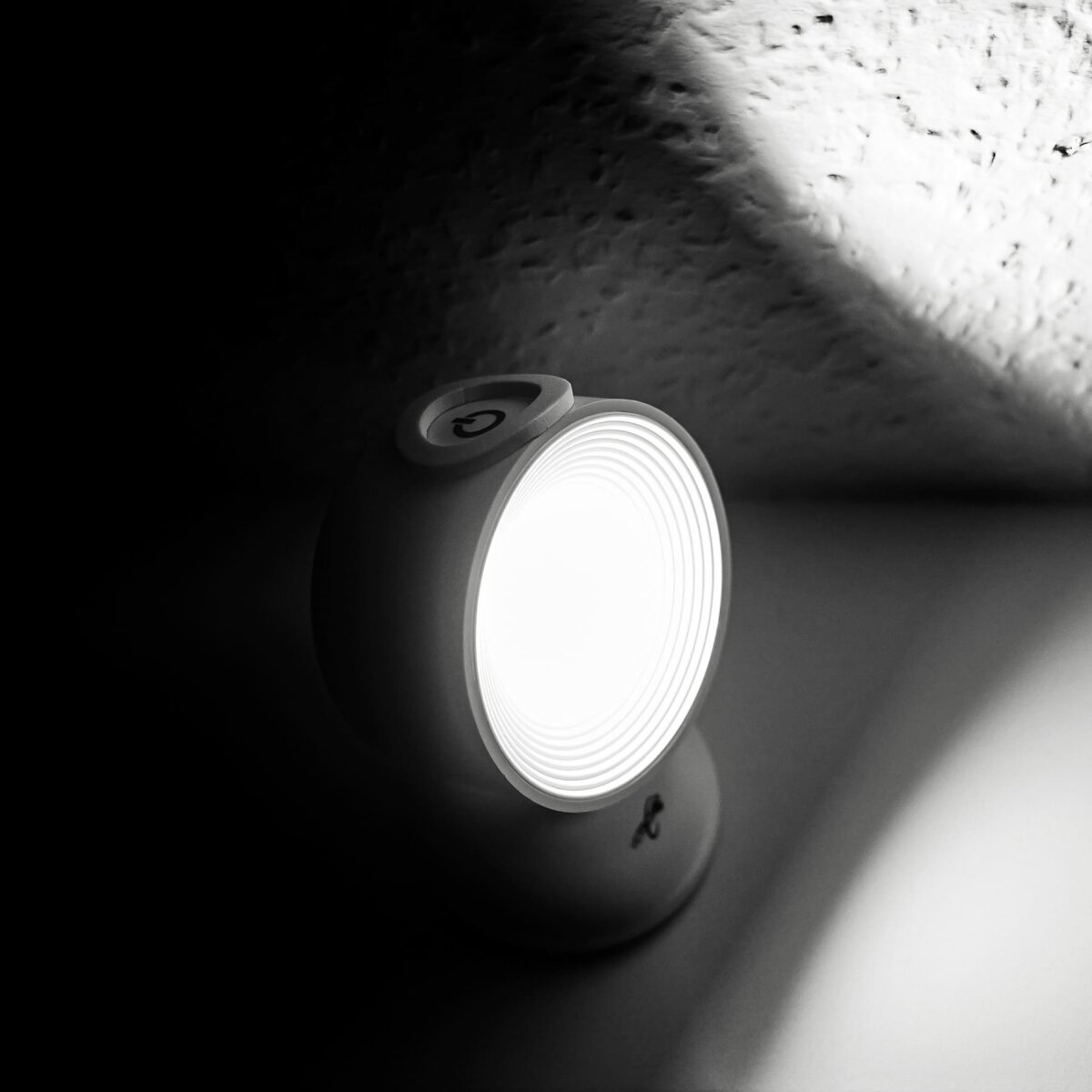 Eine weiße, leuchtende Lampe mit einem kreisförmigen Licht.