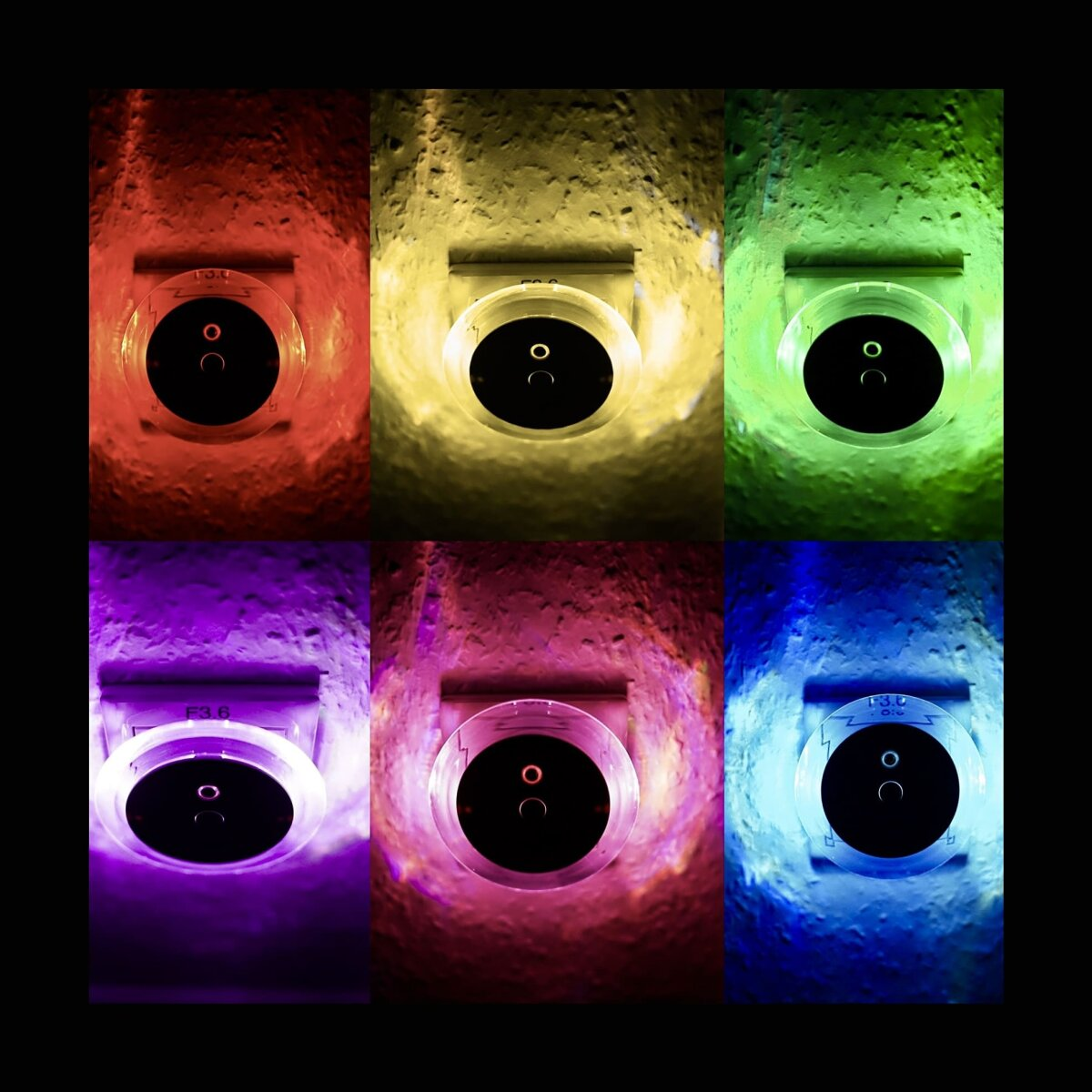 Sechs farbige Lichtpaneele. Jedes Paneel zeigt eine andere Farbe. Schwarzer Hintergrund.