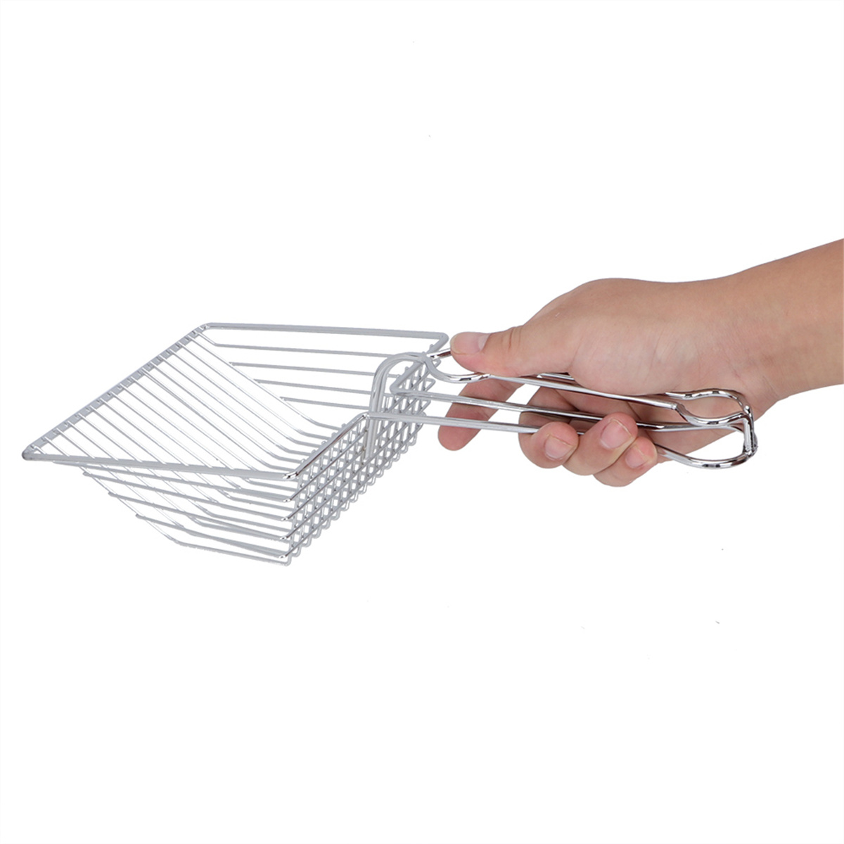Eine Hand, die eine Katzentoilettenschaufel aus Metall hält. Die Schaufel ist silberfarben und hat einen langen Griff.