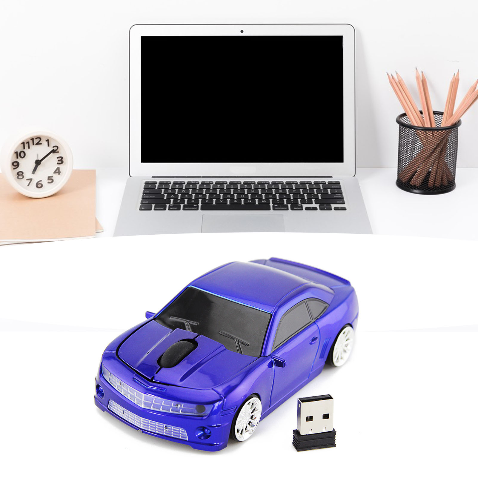 Eine blaue, auto-förmige Computermaus und ein USB-Empfänger liegen auf einem weißen Schreibtisch.